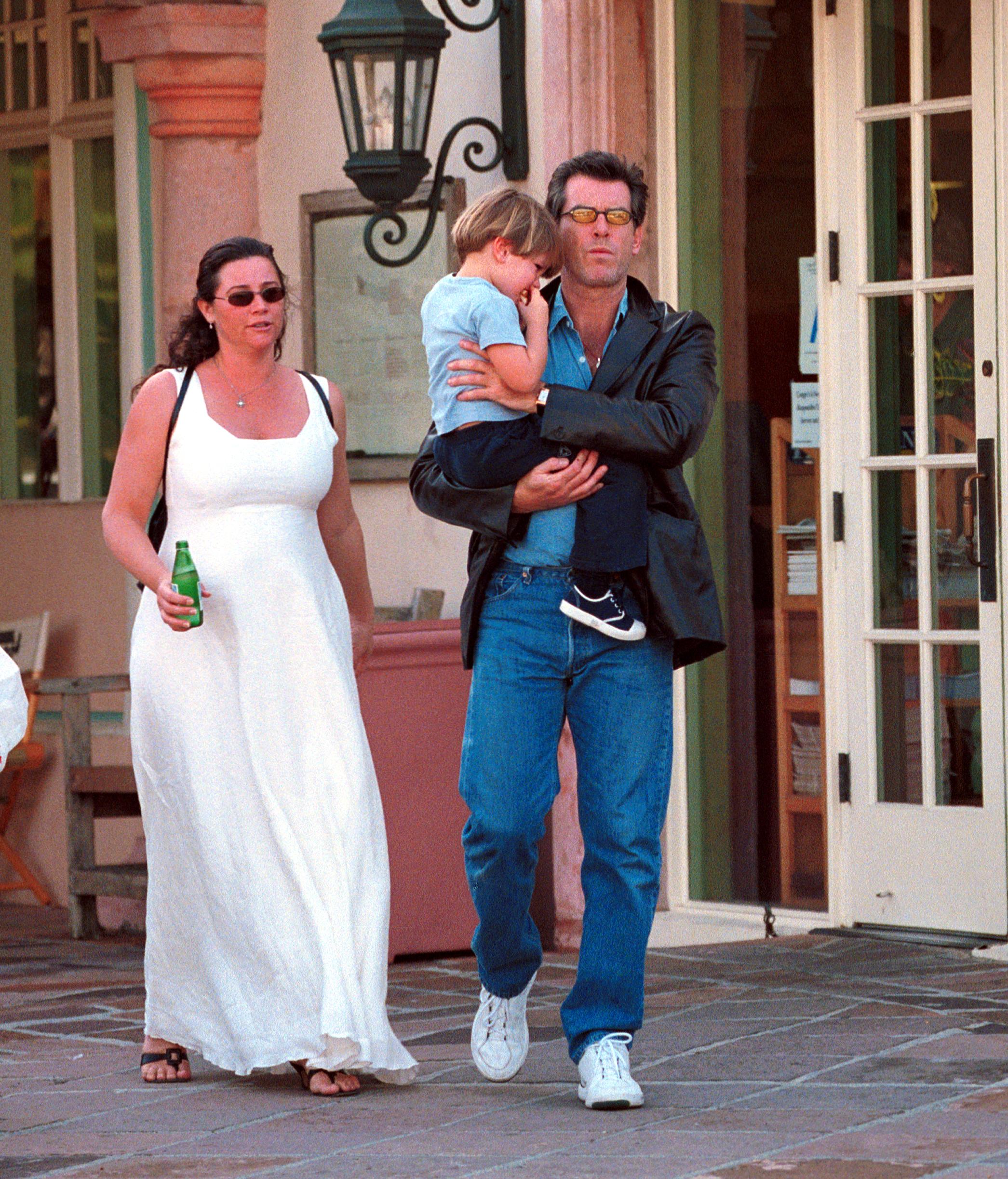 The family was photographed after lunch in Malibu on November 1, 2000. Keely was expecting Paris, who would be born the following year. | Source: Getty Images