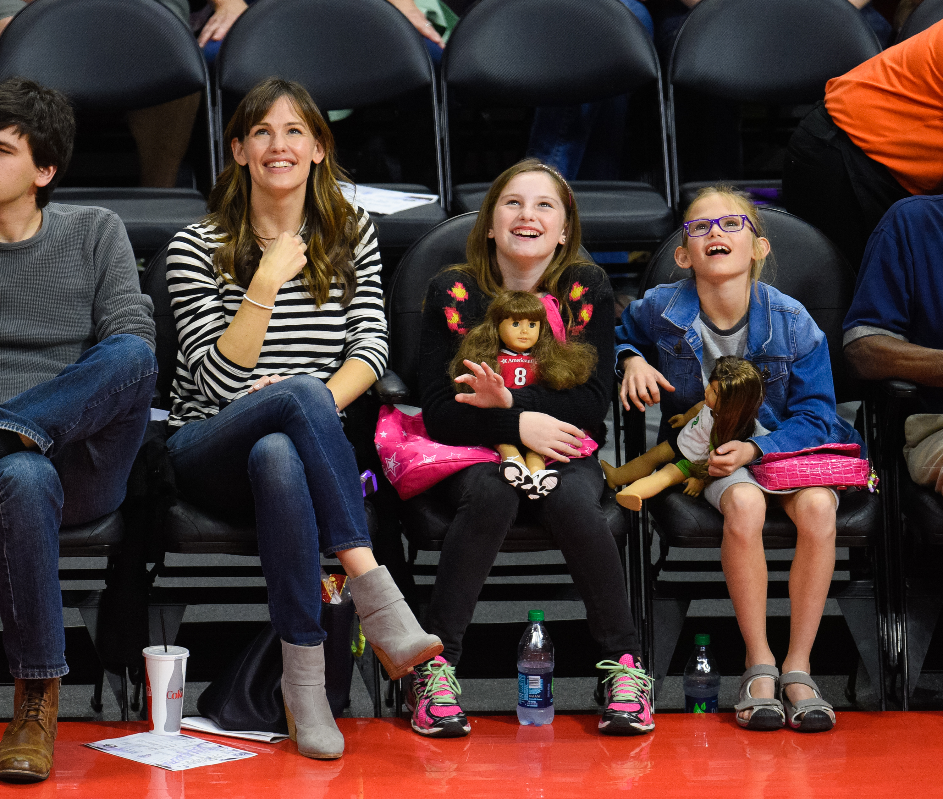 Jennifer Garner, Violet Affleck, and others at a basketball game between the Boston Celtics and the Los Angeles Clippers at Staples Center on January 19, 2015, in California. | Source: Getty Images