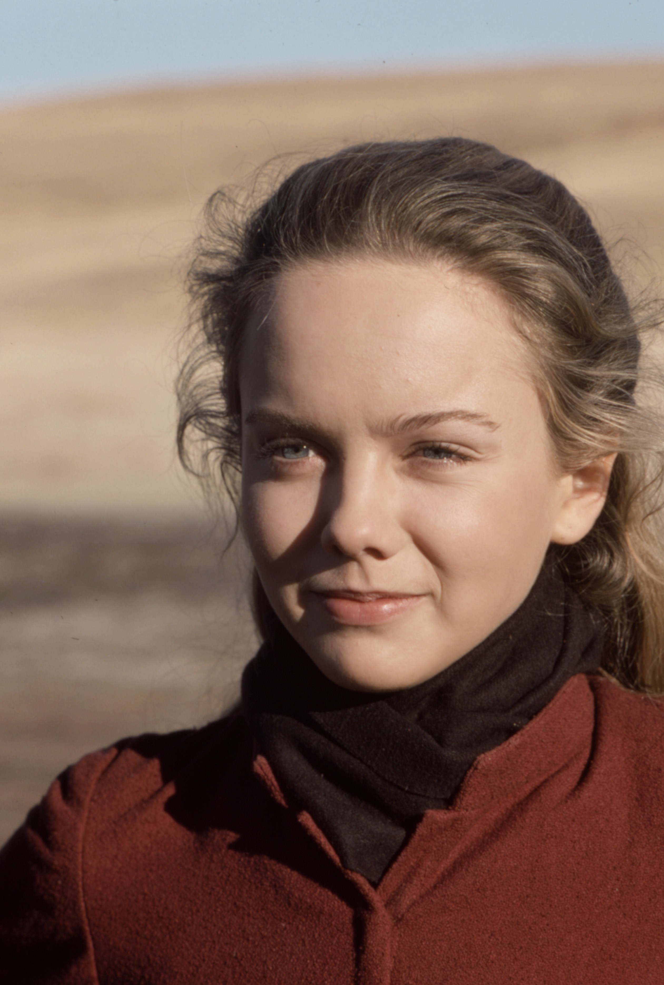 Harsh desert sunlight highlighted 22-year-old Linda Purl’s smooth complexion and gentle features while filming the ABC television series "The Young Pioneers" at Empire Ranch in Sonoita, Arizona, in 1978. Bundled in a rustic crimson coat layered over a black high-neck collar, her soft jawline and wind-swept light-brown hair preserved the delicate innocence of her early-career screen presence. | Source: Getty Images