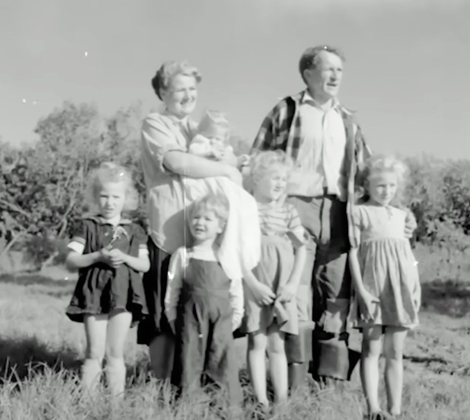 Jewel Kilcher with her family. | Source: YouTube/Project Hysteria