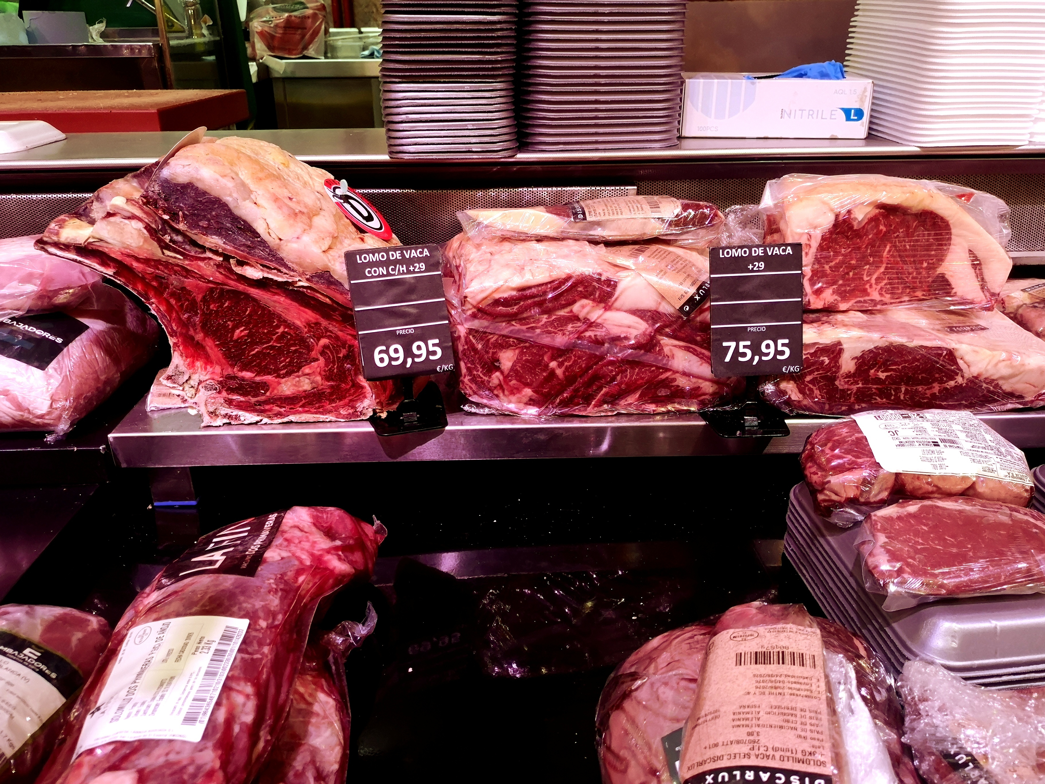 A retail meat counter, shown for illustration purposes, where individual packages may carry store-applied labels rather than the original bulk-product labeling. | Source: Getty Images