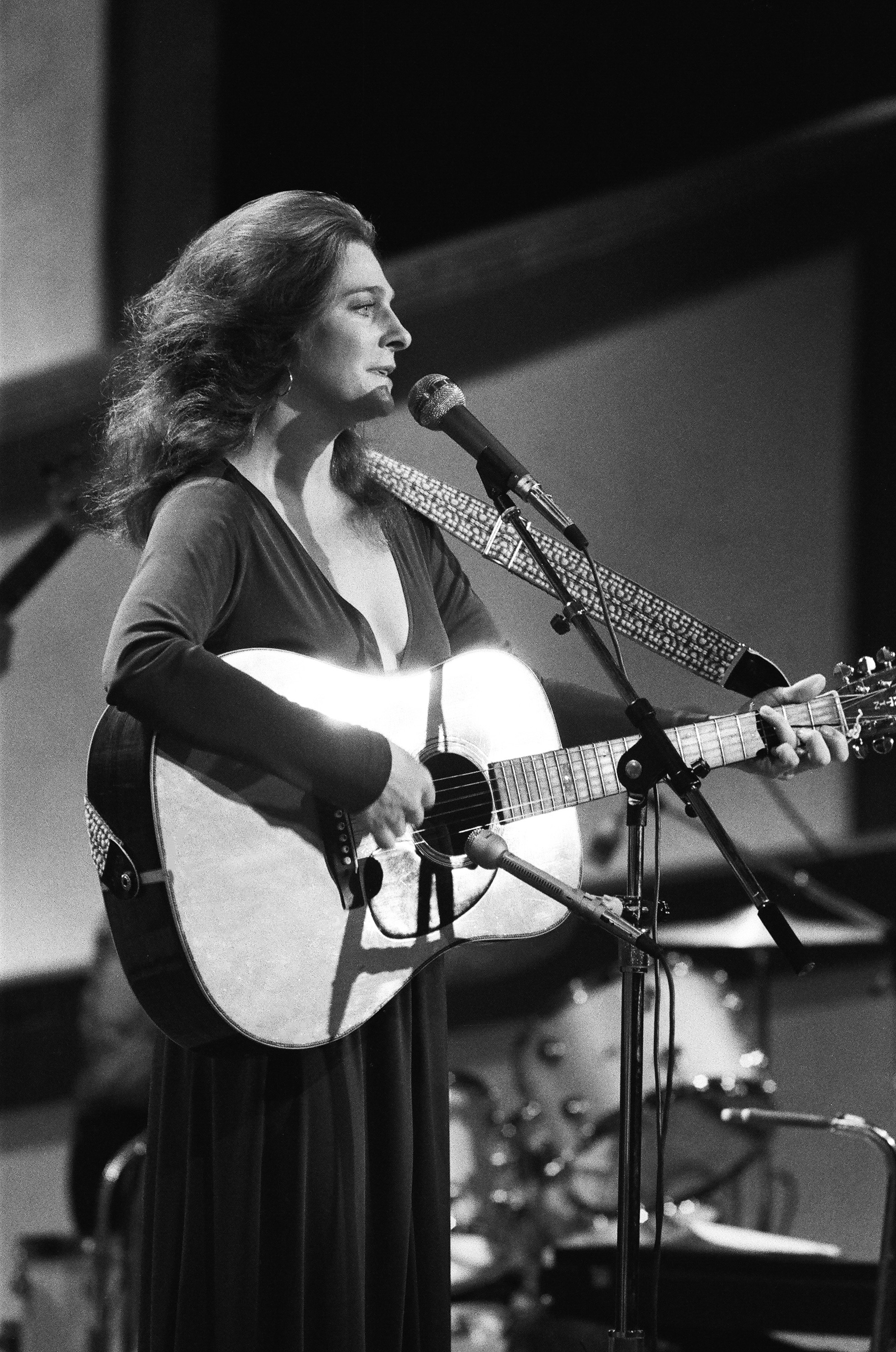 The legendary musician performing on "The Tonight Show Starring Johnny Carson" on January 21, 1977. | Source: Getty Images