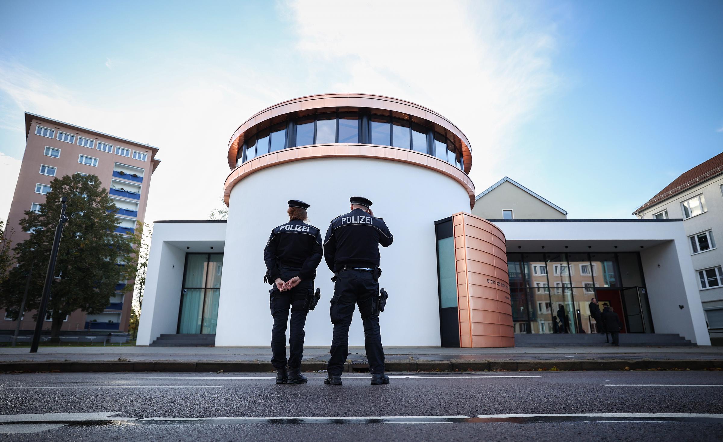 Two police officers stand in front of the Weill Synagogue | Source: Getty Images