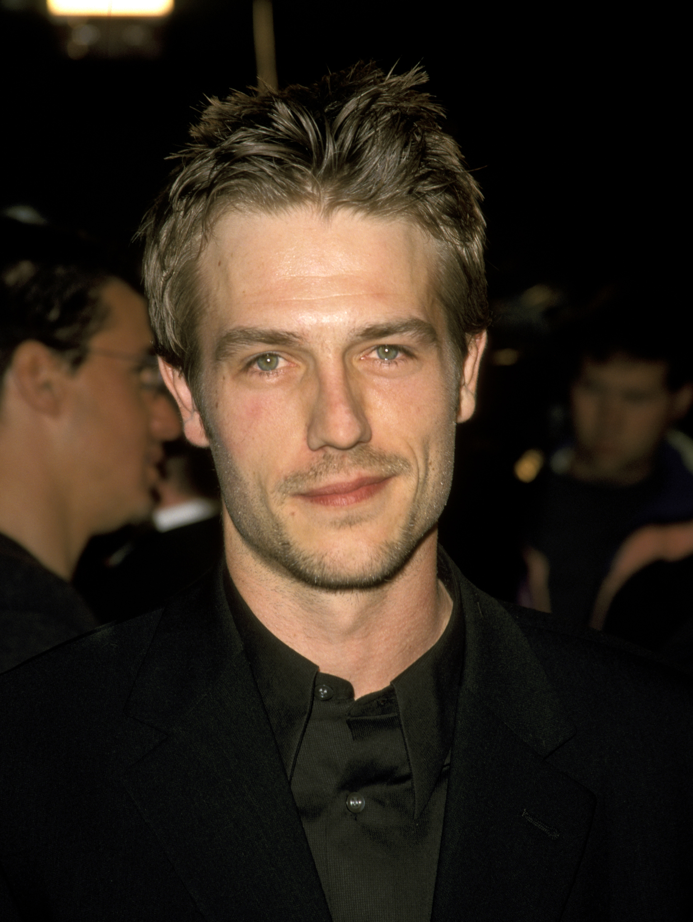 Michael Vartan attends the "Never Been Kissed" premiere at Mann’s Chinese Theatre in Hollywood, California. Dressed in a black suit, he looked striking as he flashed his signature smile for the cameras.