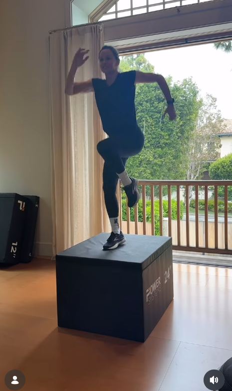 Sunlight streams through Jennifer Garner's large glass doors that open to a balcony and greenery outside. | Source: Instagram/jennifer.garner