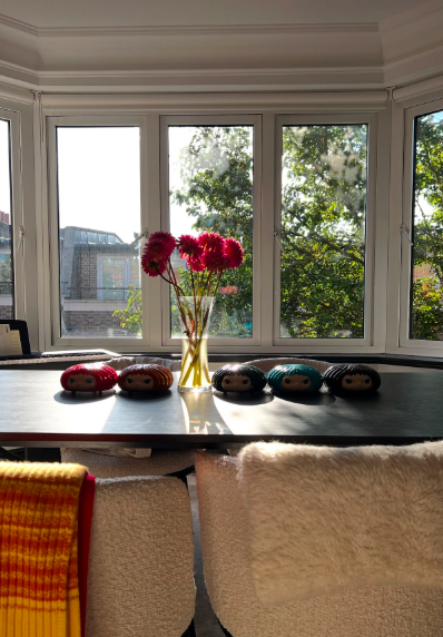 The bay-window corner gives Lola's London home a charming neighborhood feel. It is easy to understand why she might want her parents to fall for the city. | Source: Instagram/theyoungestyung