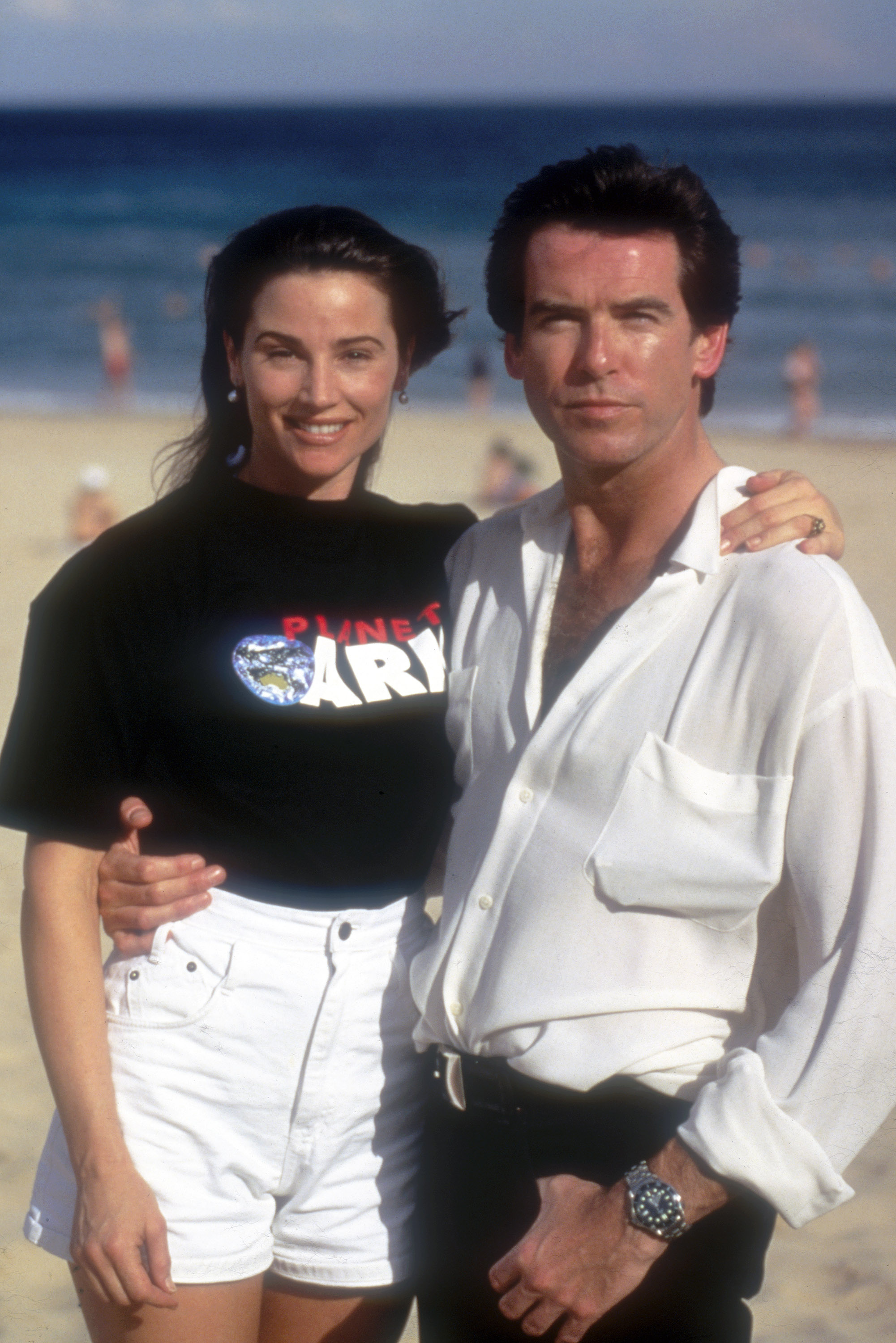 Keely Shaye Smith and Pierce Brosnan pictured on January 1, 1995, in Sidney, Australia. | Source: Getty Images