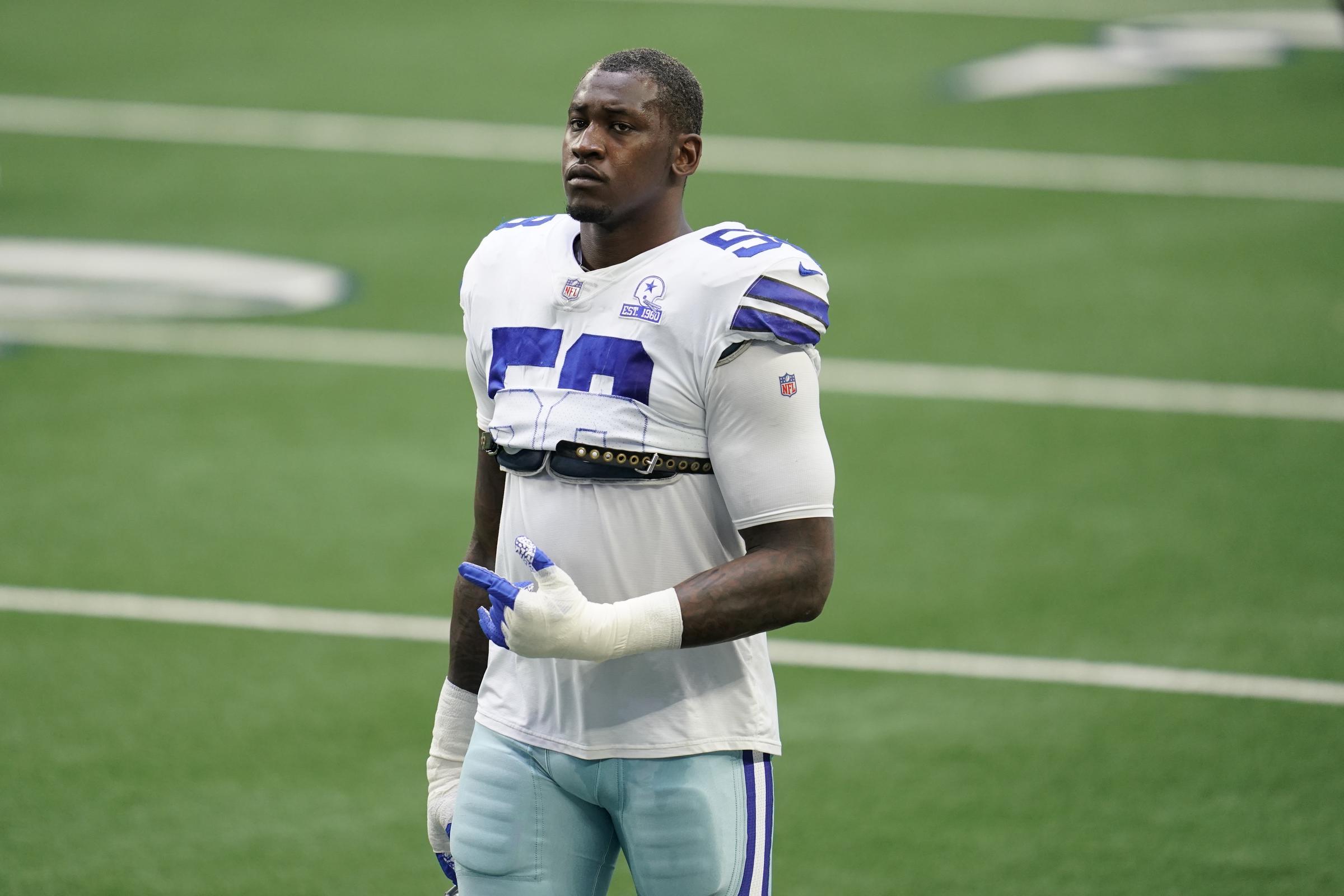 Aldon Smith #58 of the Dallas Cowboys runs off the field during an NFL football game against the Baltimore Ravens on December 8, 2020| Source: Getty Images