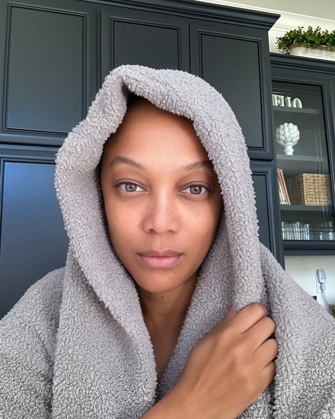 A makeup-free selfie of Tyra Banks, posted on November 26, 2023. | Source: Instagram/tyrabanks