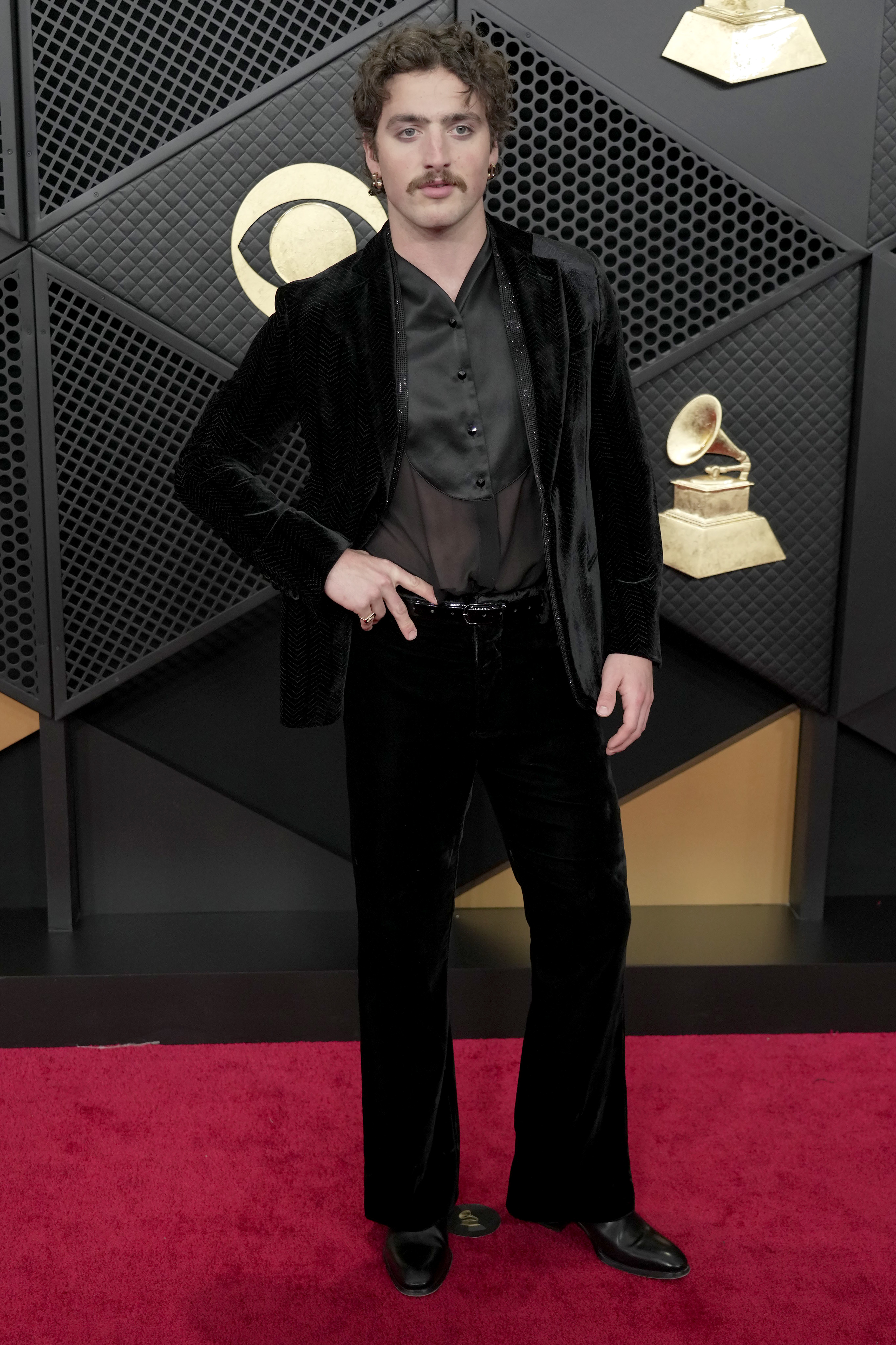 Benson Boone faces the cameras as he pauses for photos outside the venue | Source: Getty Images