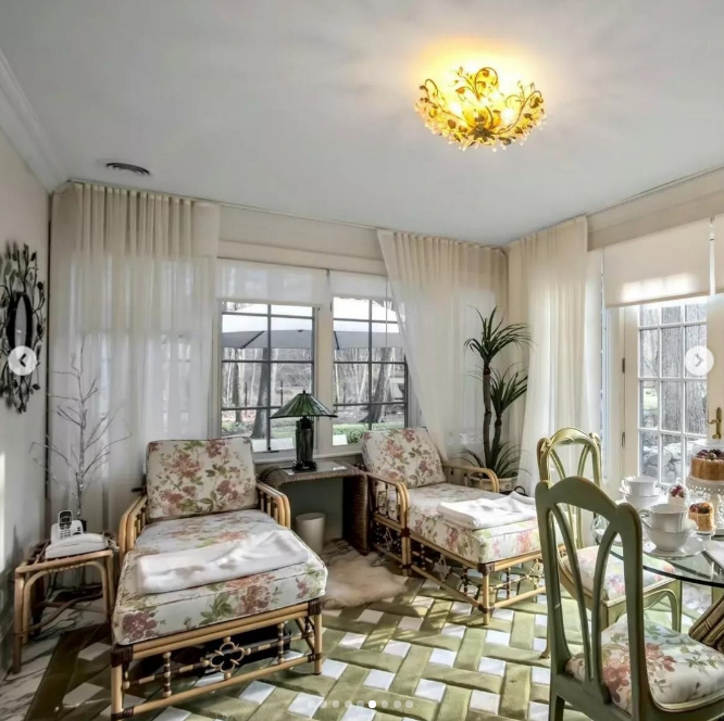 The interior of Hayden Panettiere's former chidlhood home where she grew up with her brother, Jansen Panettiere, at 129 Washington Spring Road in Snedens Landing, New York. | Source: Instagram/ellissothebysrealty