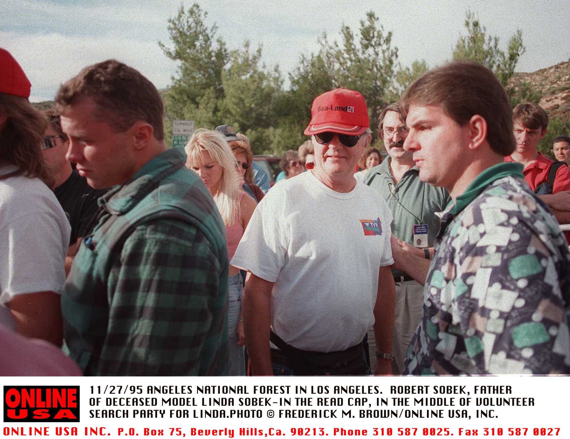 Bob Sobek joins the search party for Linda Sobek at the Angeles National Forest on November 28, 1995. | Source: Getty Images
