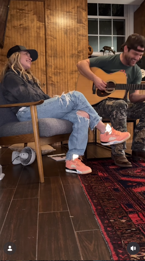 Hayden Panettiere and musician Clayton Johnson sing together in a video shared as part of Johnson’s tribute to the late actress. | Source: Instagram/claywatch