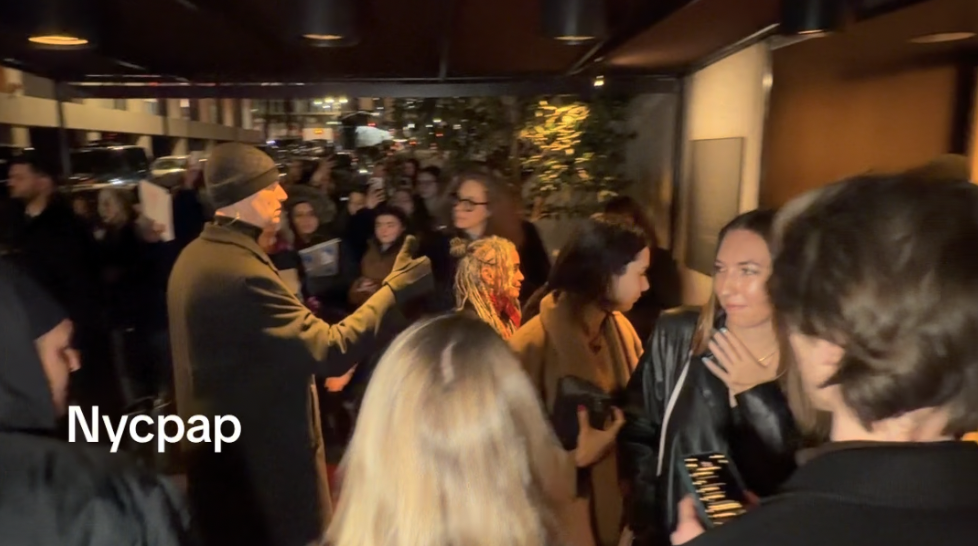 Lisa Bonet makes her way into the venue area, surrounded by attendees and staff as a crowd gathers along the walkway to watch her arrival. | Source: TikTok/nycpap