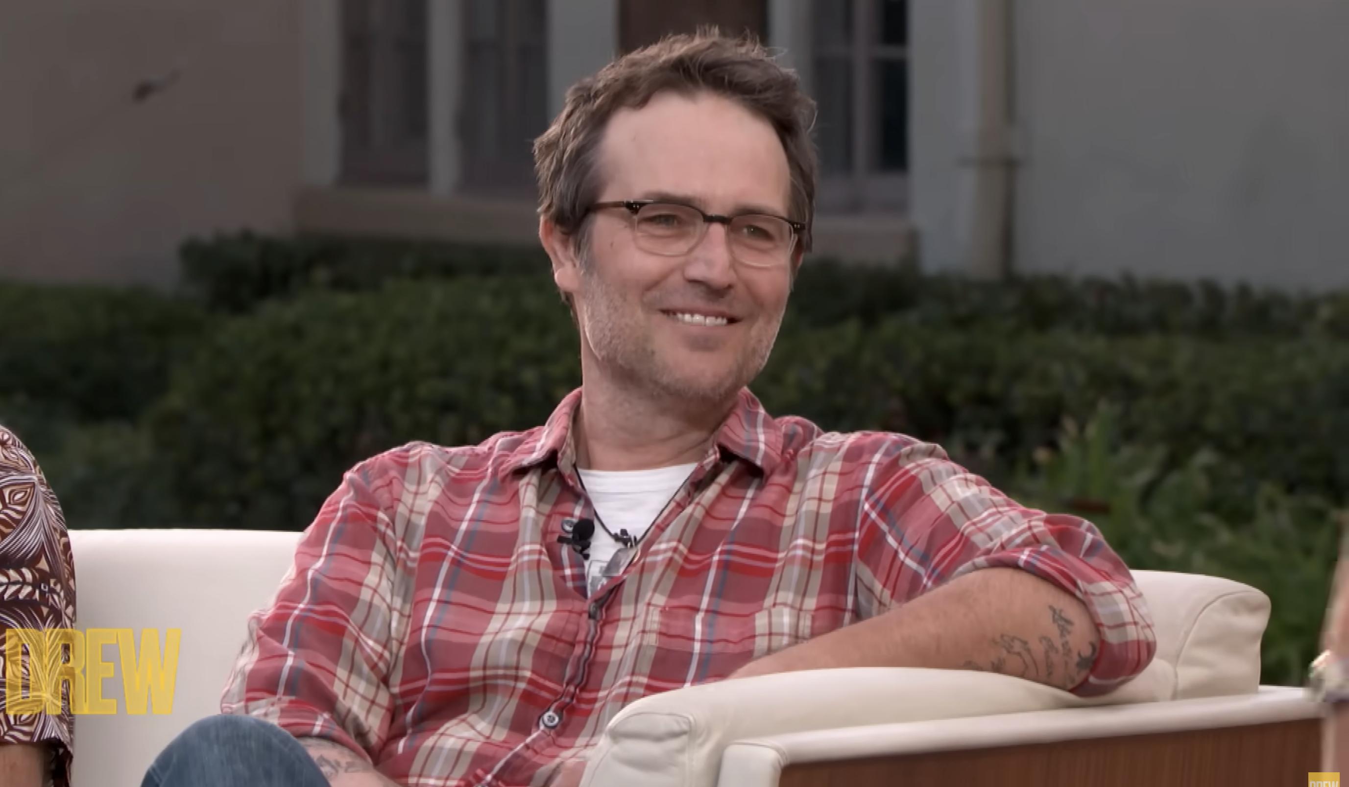 Michael Vartan speaks on "The Drew Barrymore Show." Now in his 50s, his subtle white beard hints at the passage of time, yet his familiar charm and warm smile remain as he effortlessly captivates the audience. From a post dated September 14, 2021. Source: Youtube/@TheDrewBarrymoreShow
