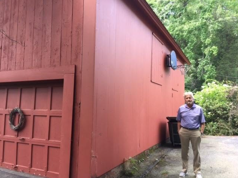 Michael also stopped beside the large red outbuilding on the property during his return visit in 2017. Surrounded by trees and greenery, the simple structure adds to the home's quiet, country-like feel. | Source: Facebook/MichaelDouglasOfficial