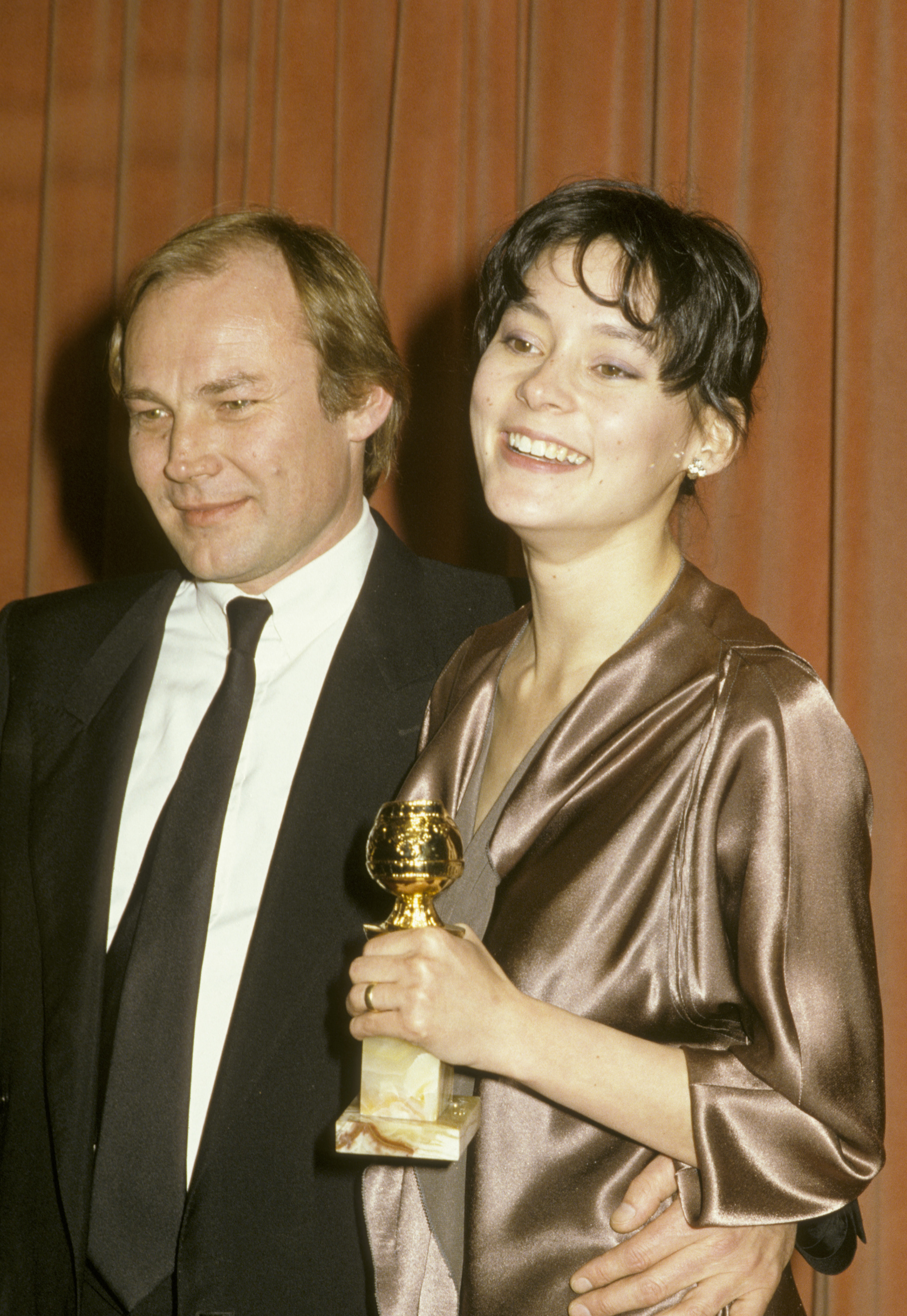 Meg Tilly attends the 43rd Annual Golden Globe Awards alongside Klaus Maria Brandauer, on January 24, 1986 | Source: Getty Images