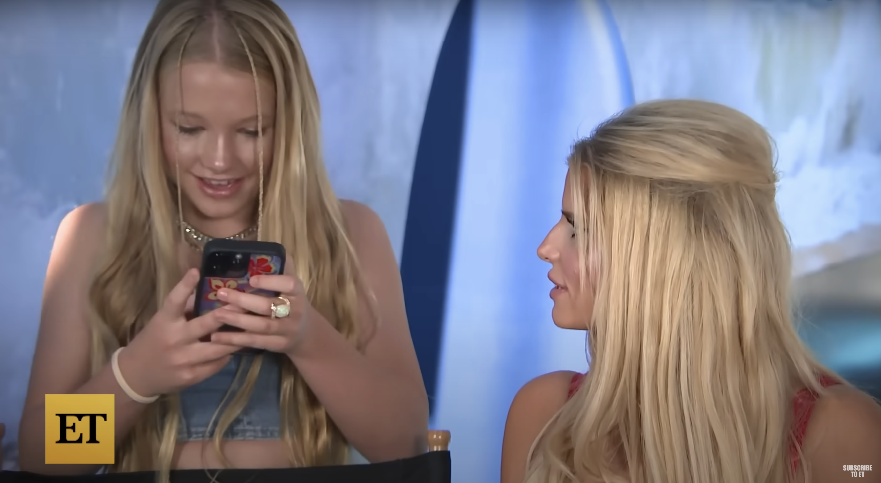 Jessica Simpson looks at Maxwell while she used her phone, in a video dated August 26, 2023 | Source: YouTube/EntertainmentTonight