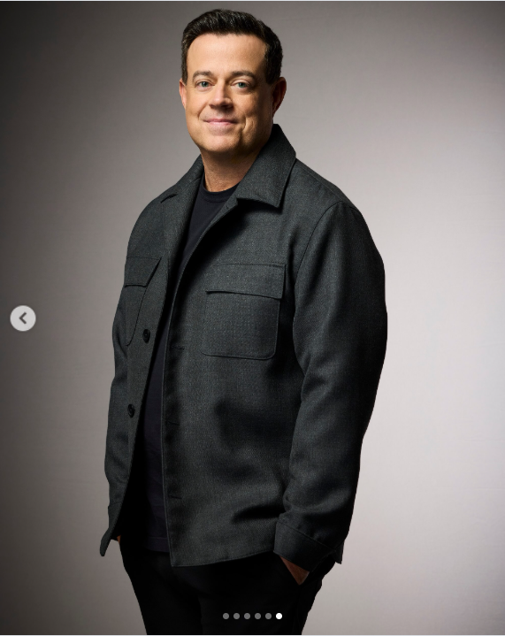 Carson Daly poses for his Season 30 portrait as he returns as the longtime host of The Voice. | Source: Instagram/nbcthevoice