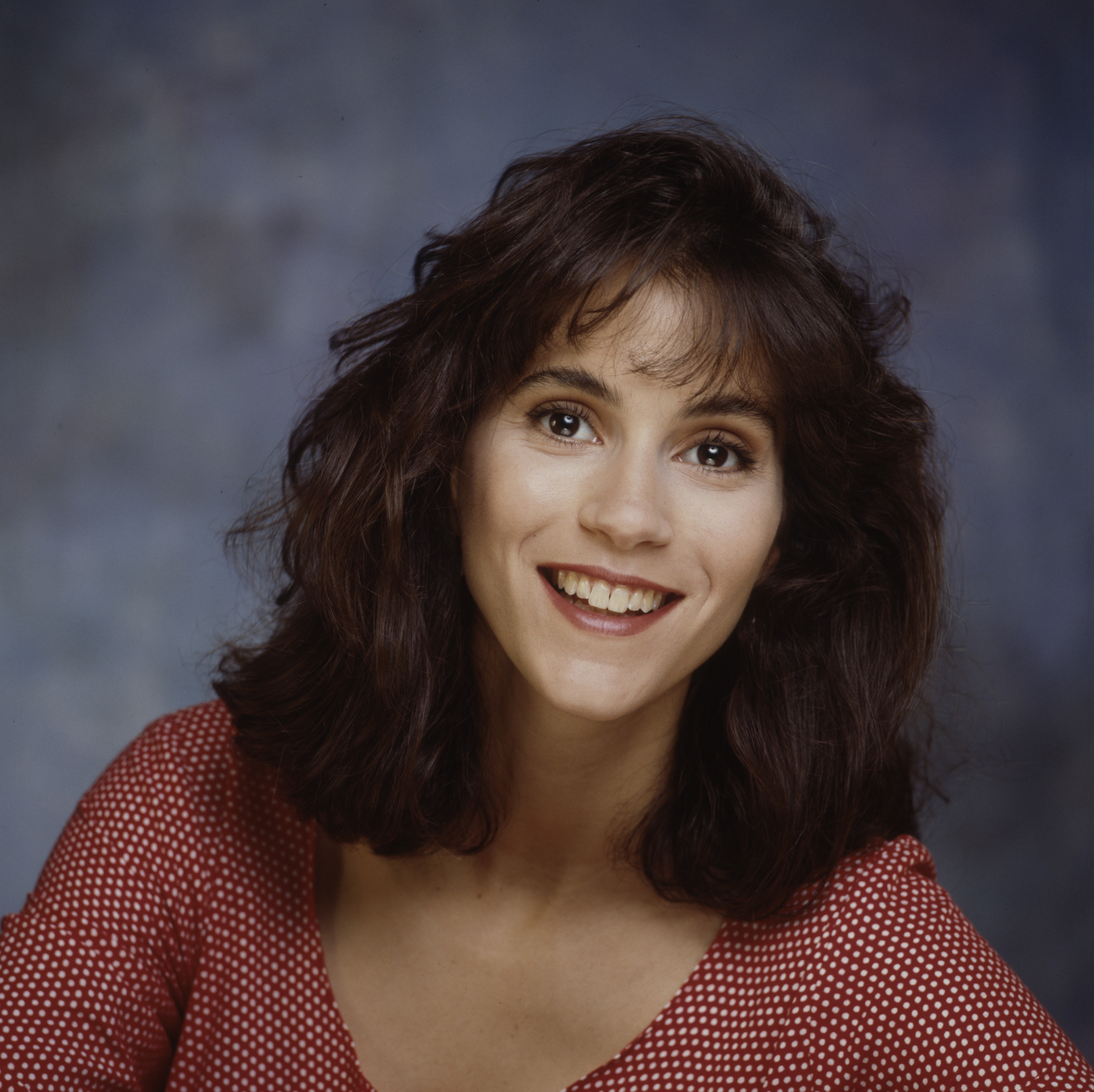 Jami Gertz poses for a promotional photo for the ABC TV series "Sibs" in 1991 | Source: Getty Images
