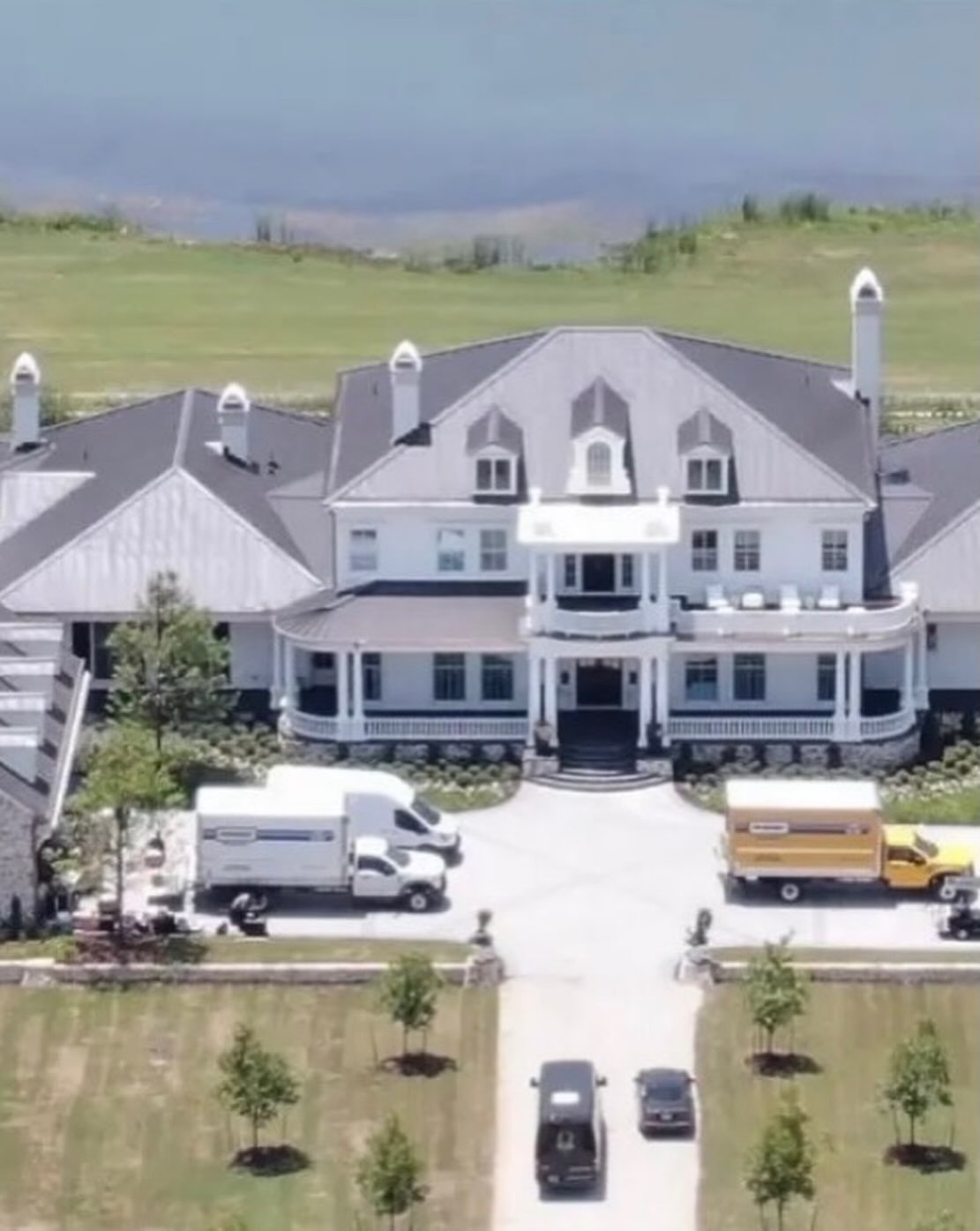 The couple's home blends an expansive country setting with interiors that are anything but understated. It is another reminder that their shared life has combined two seemingly very different worlds. | Source: Instagram/likeaframerpodcast
