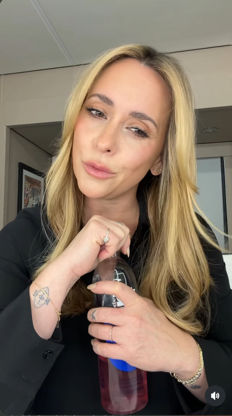 Hewitt also received supportive reactions from fans who felt she still looked beautiful despite the changes over the years. | Source: Instagram/jenniferlovehewitt