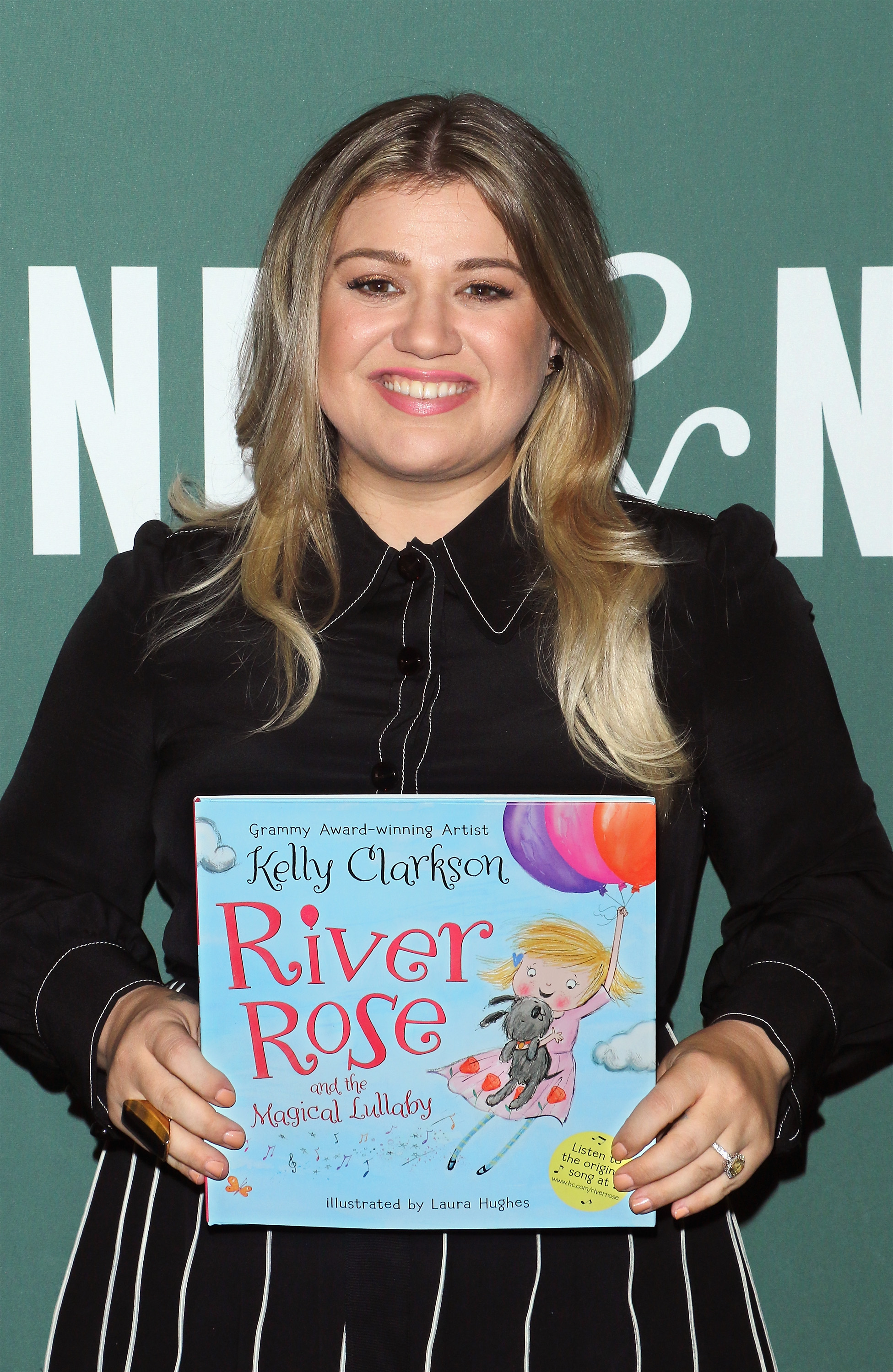 Kelly Clarkson signs copies of her new book "River Rose and The Magical Lullaby" at Barnes & Noble Tribeca in New York City on October 6, 2016 | Source: Getty Images