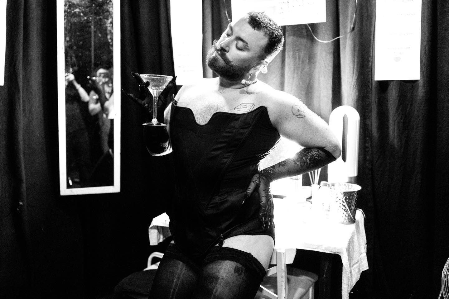 Sam Smith poses for a picture, dated September 10, 2024 | Source: Facebook/samsmithworld