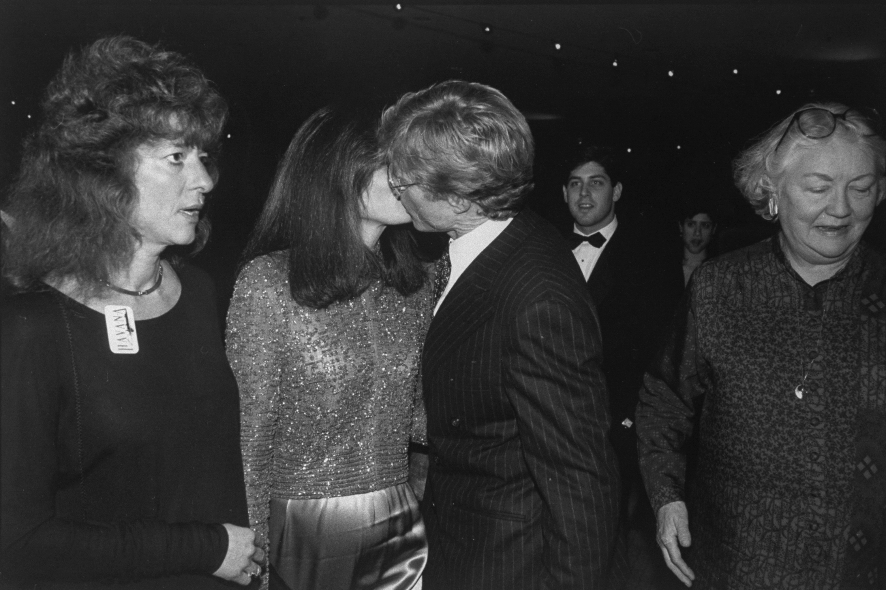 Lena Olin and Robert Redford kissing at premiere of "Havana" in 1990. | Source: Getty Images