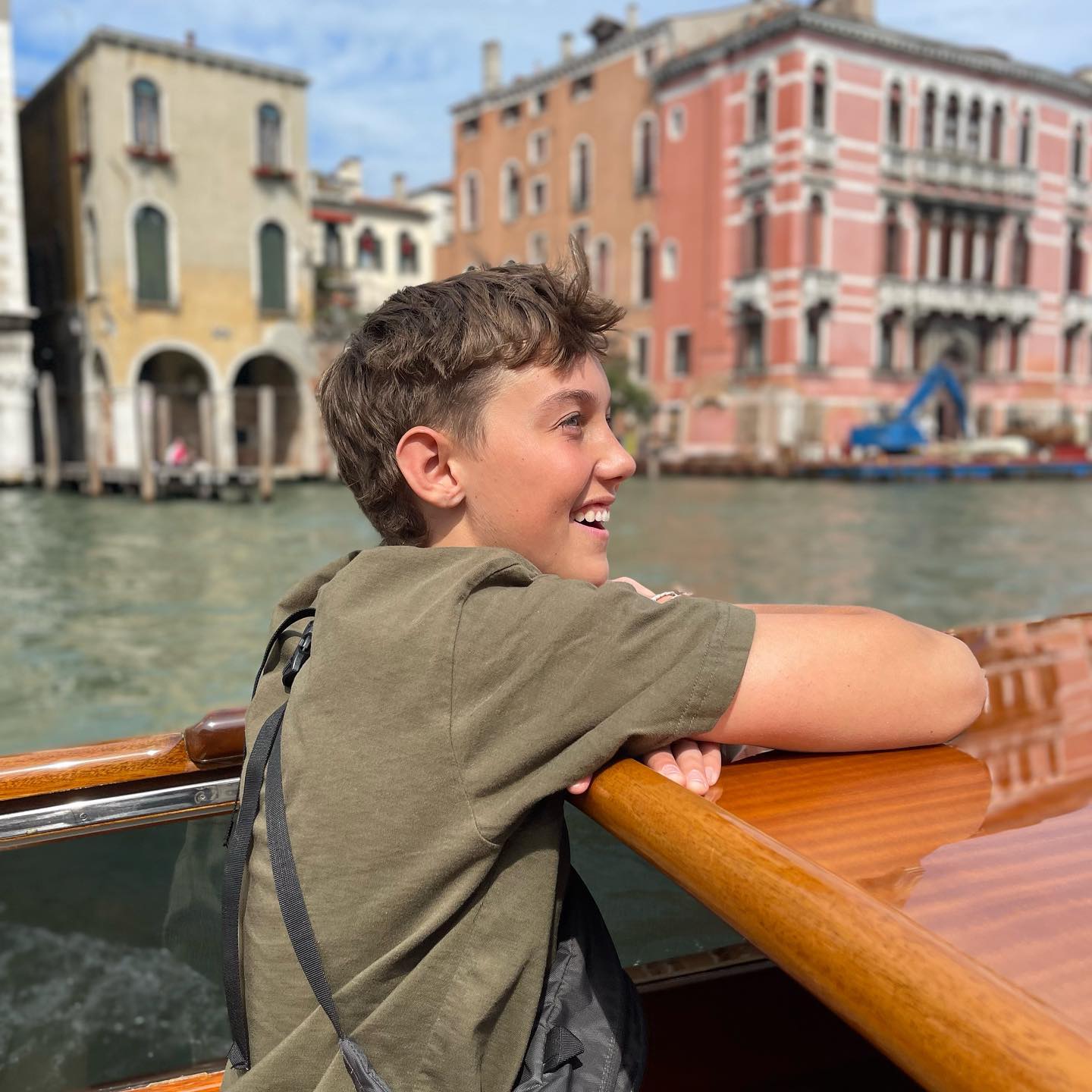 Melisa's vacation album included individual moments with the children alongside the larger family portraits. Together, the photographs offered followers a rare look at Jeremy's life as a father of three. | Source: Instagram/melisaosmond