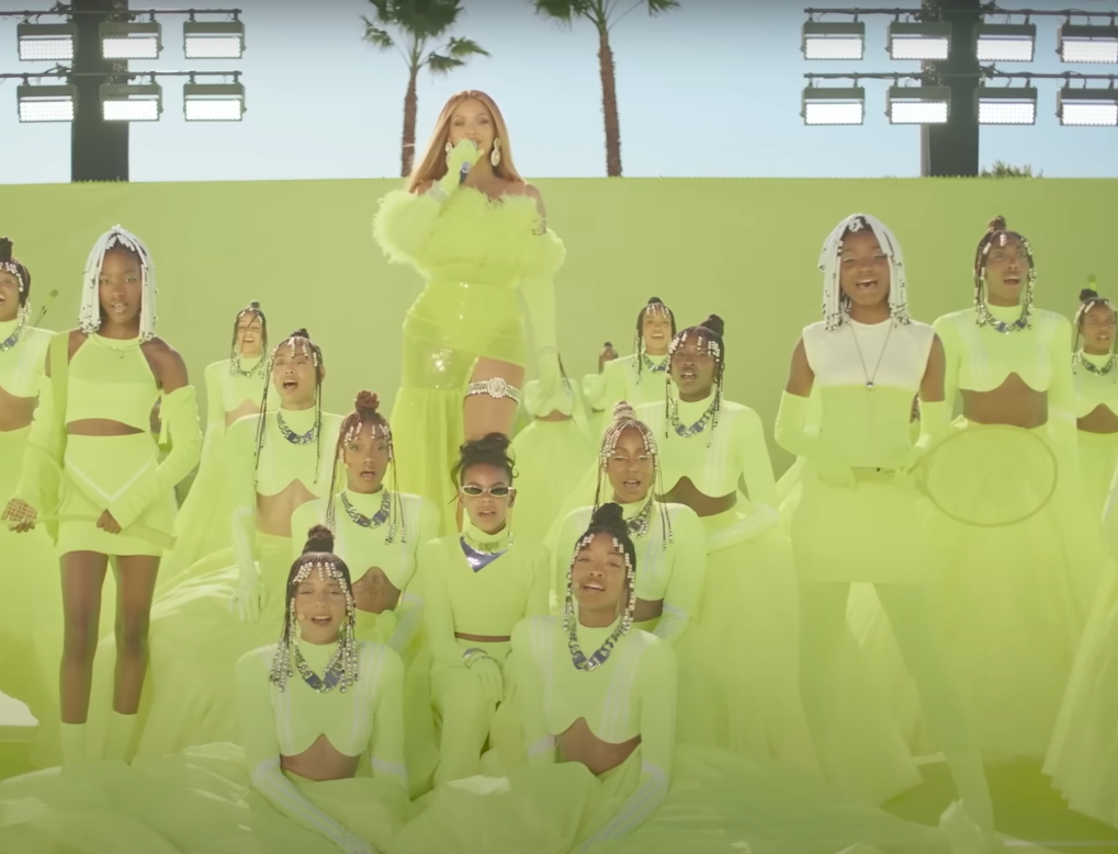 Blue Ivy sitting in front of her mom and between backup dancers. | Source: YouTube/Beyoncé