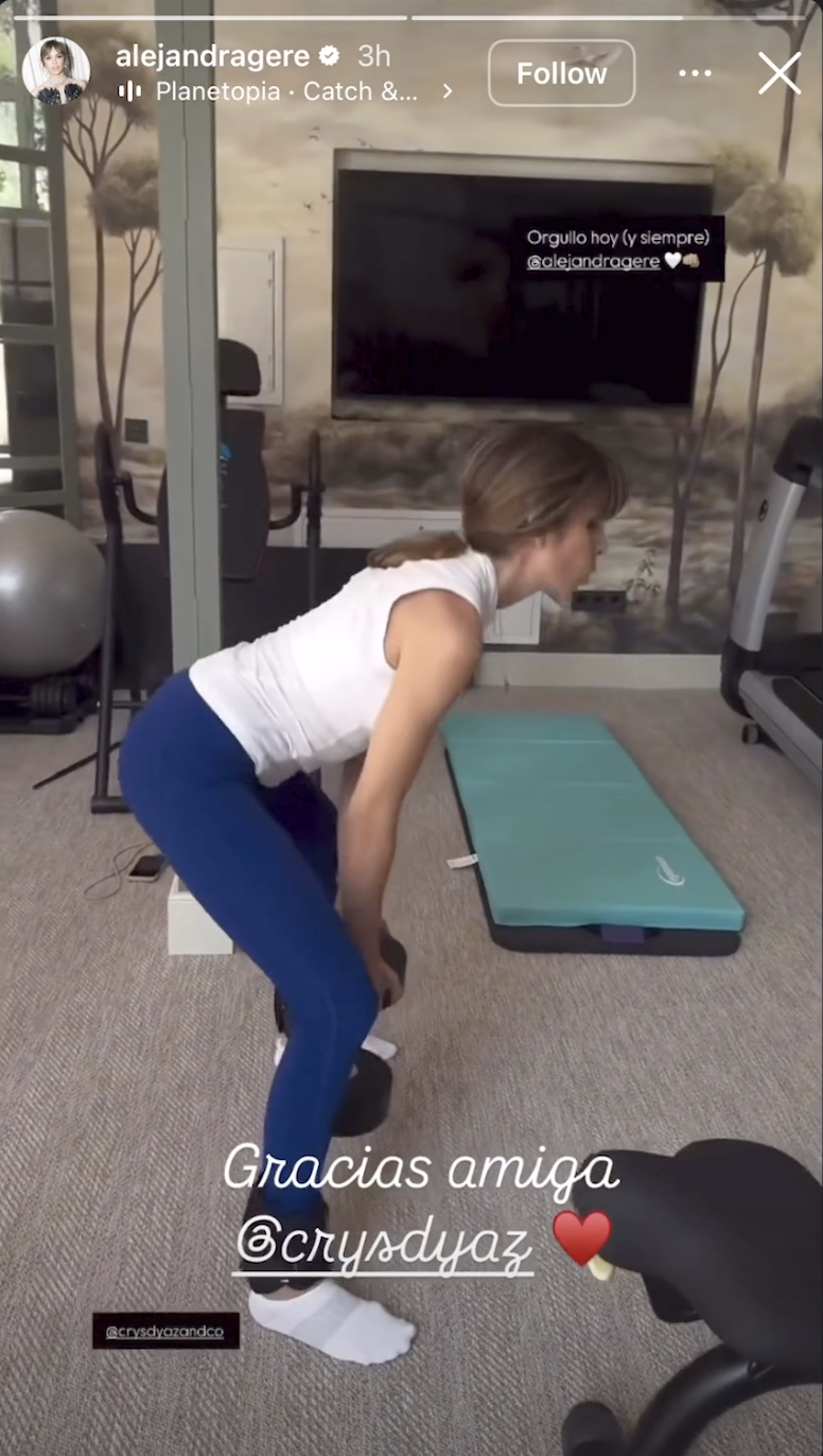 Silva trains with free weights inside the dedicated fitness space, offering a glimpse into the family's day-to-day routine at their Spain home. | Source: Instagram/alejandragere