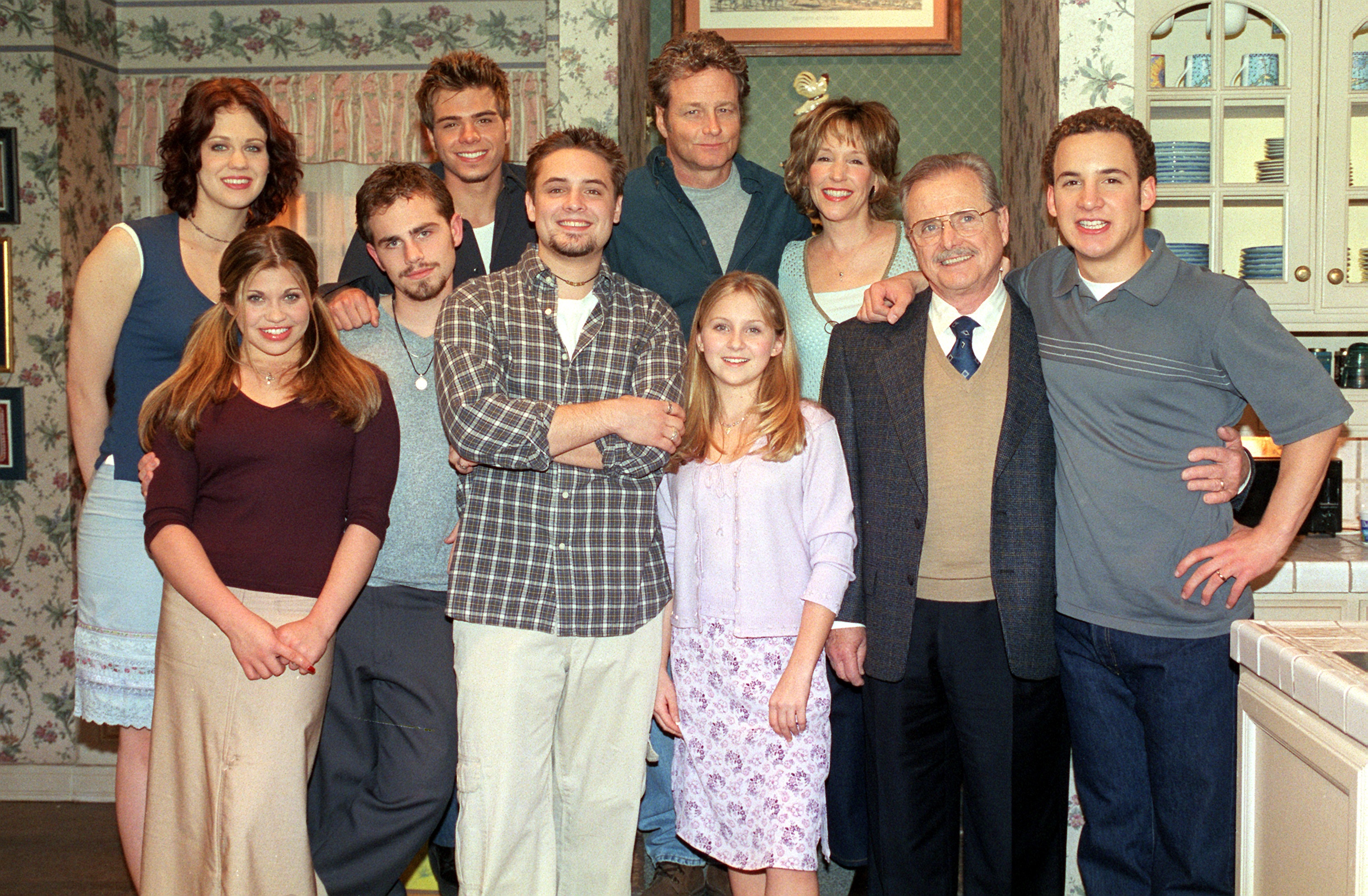 William Daniels and the cast of "Boy Meets World," in 2000 | Source: Getty Images