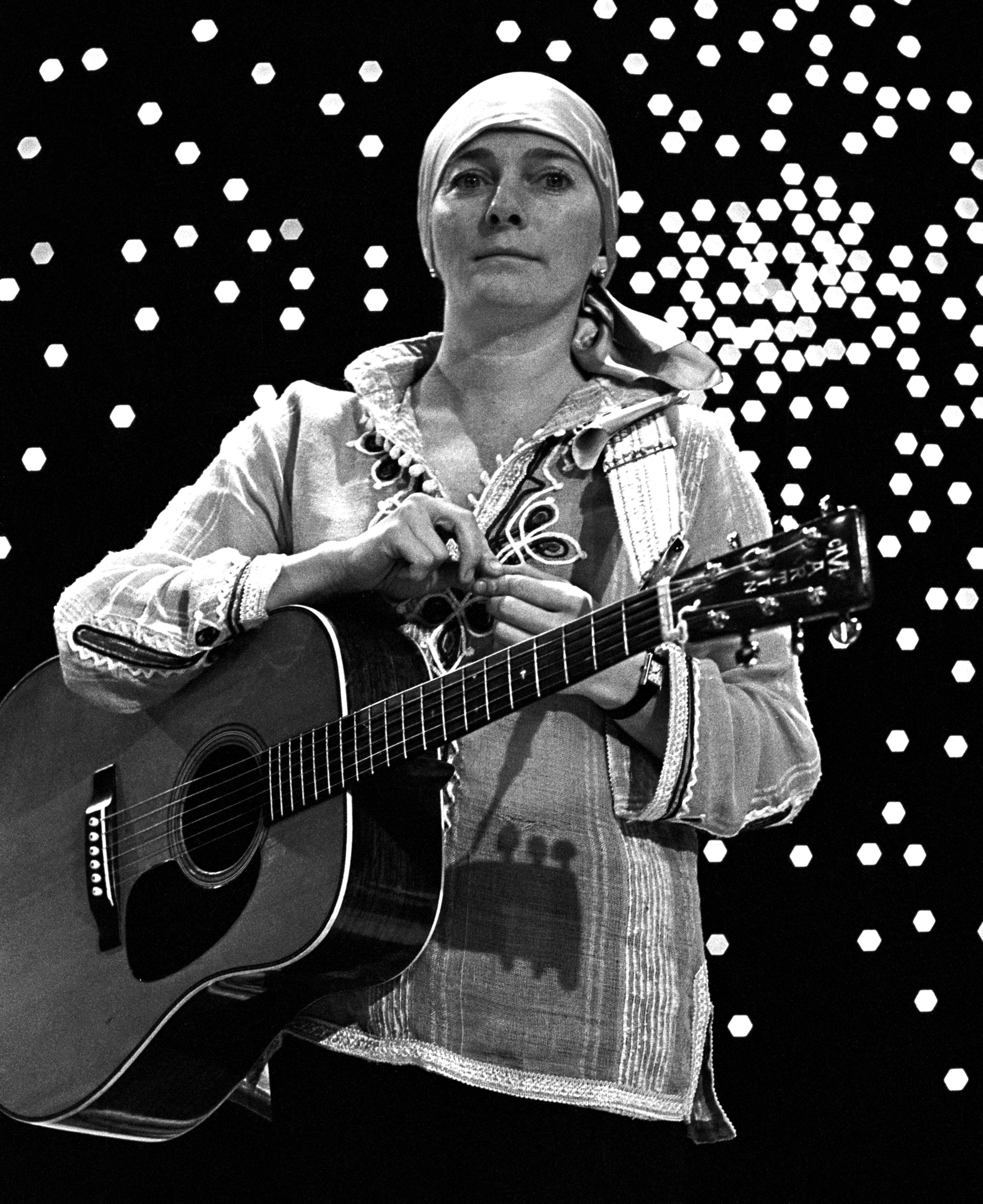 The singer during rehearsal for "The Midnight Special" television show at NBC Studios, circa 1976. | Source: Getty Images