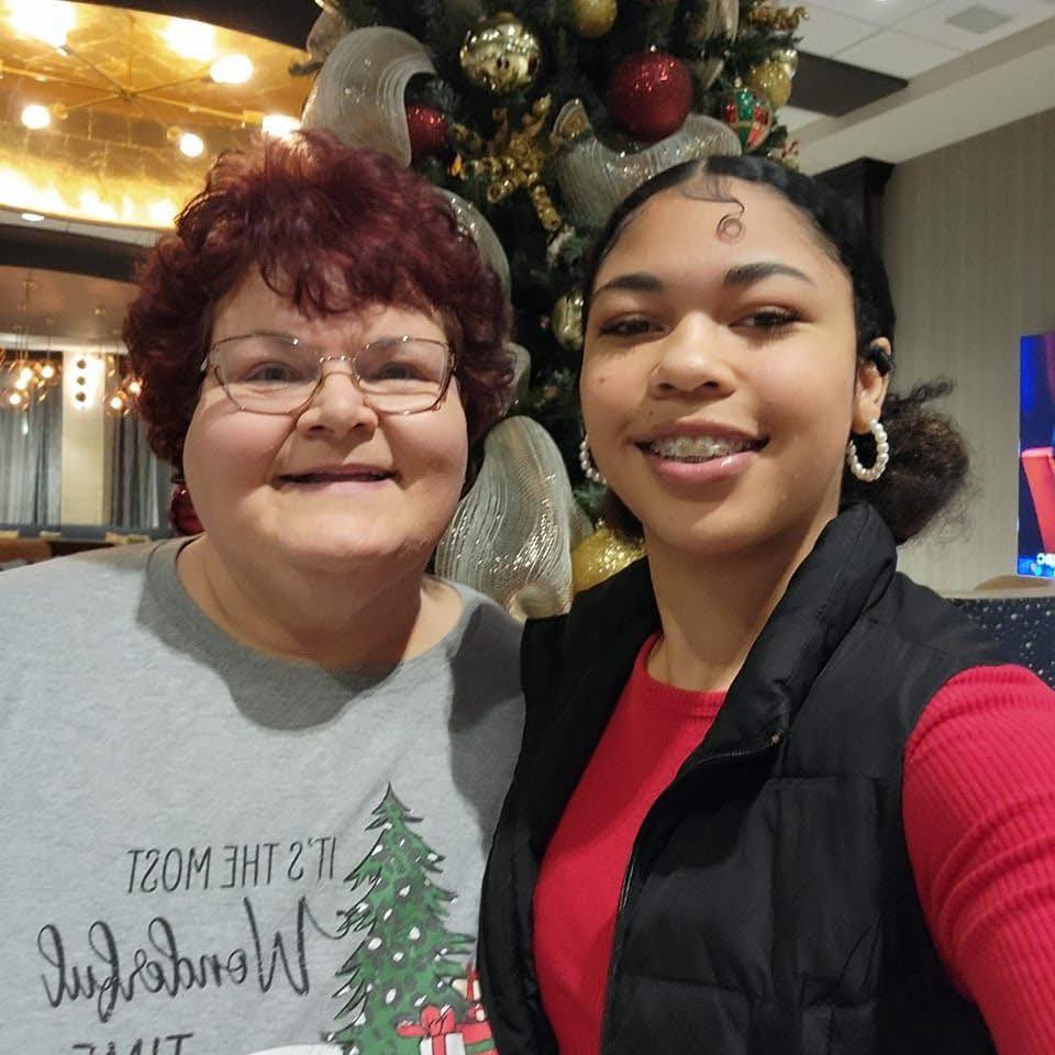 Kayla Huff and her mother Renee Huff, on a post from June 22, 2025 | Source: Facebook/Kayla Huff