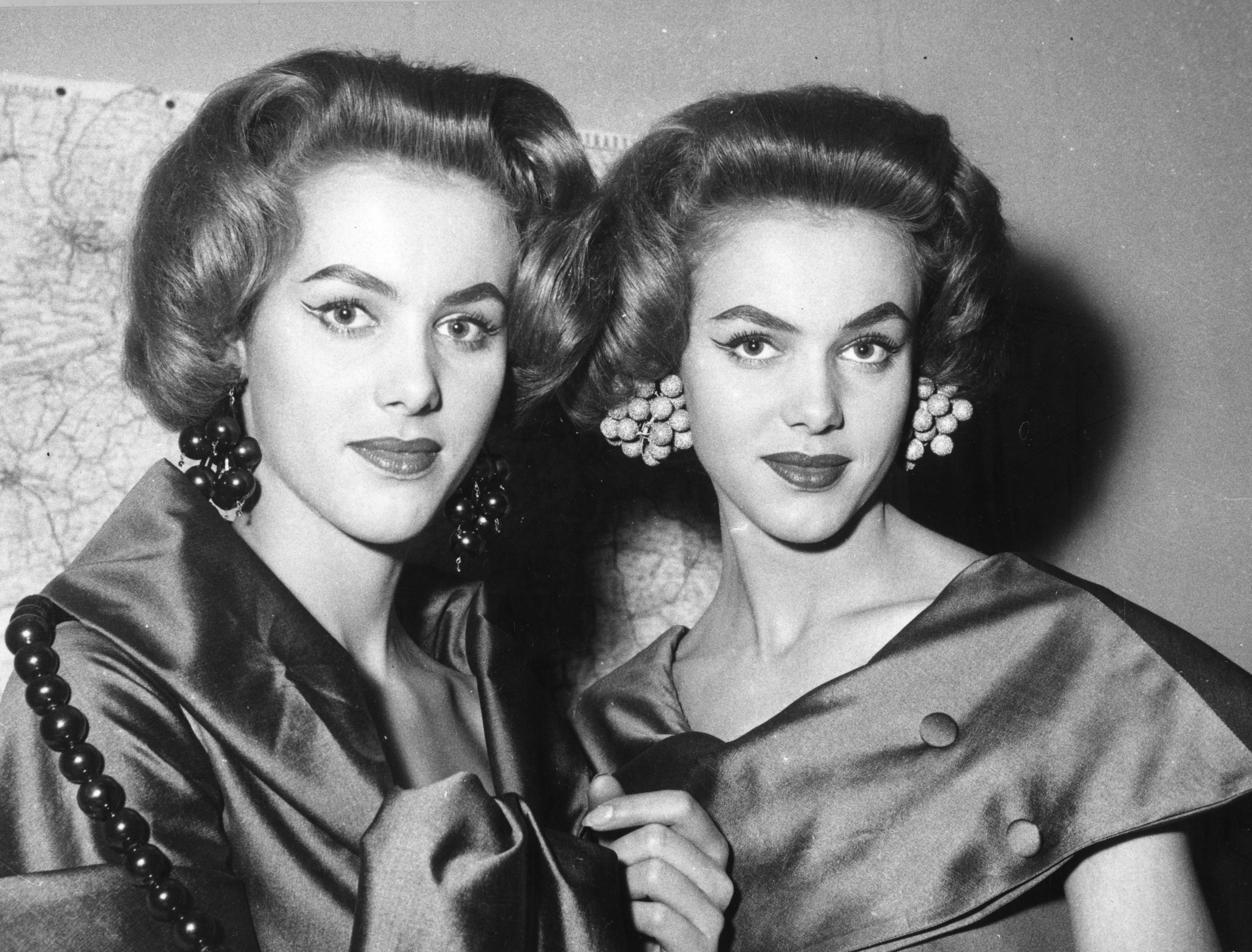 Alice and Ellen Kessler posing in a black-and-white portrait in Paris, France on January 25, 1956. | Source: Getty Images