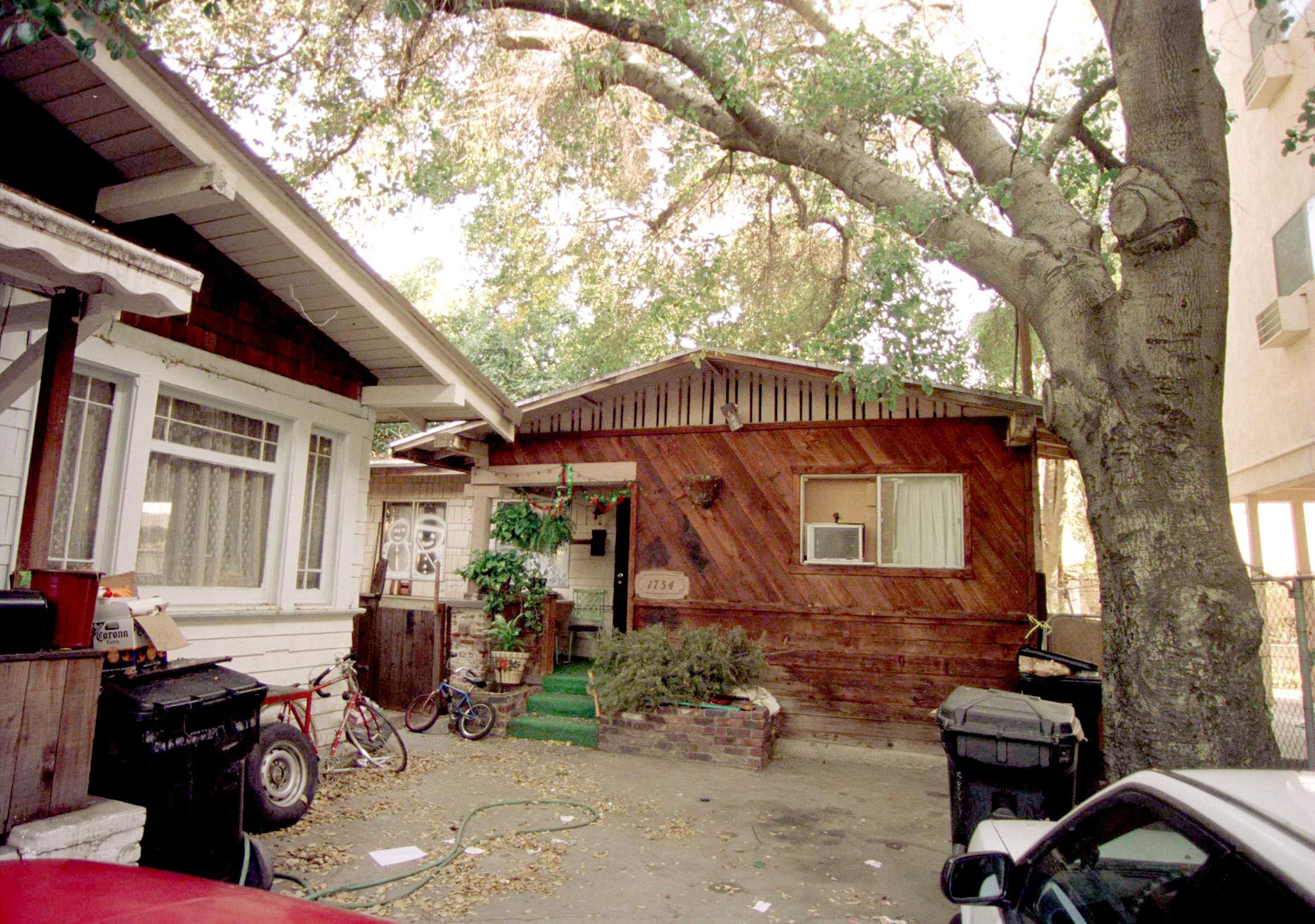 This modest Los Angeles home is where Leonardo DiCaprio spent part of his childhood before becoming one of Hollywood's most celebrated actors. Growing up in the city's Los Feliz neighborhood, he was surrounded by the entertainment industry that would eventually launch his decades-long career. | Source: Getty Images