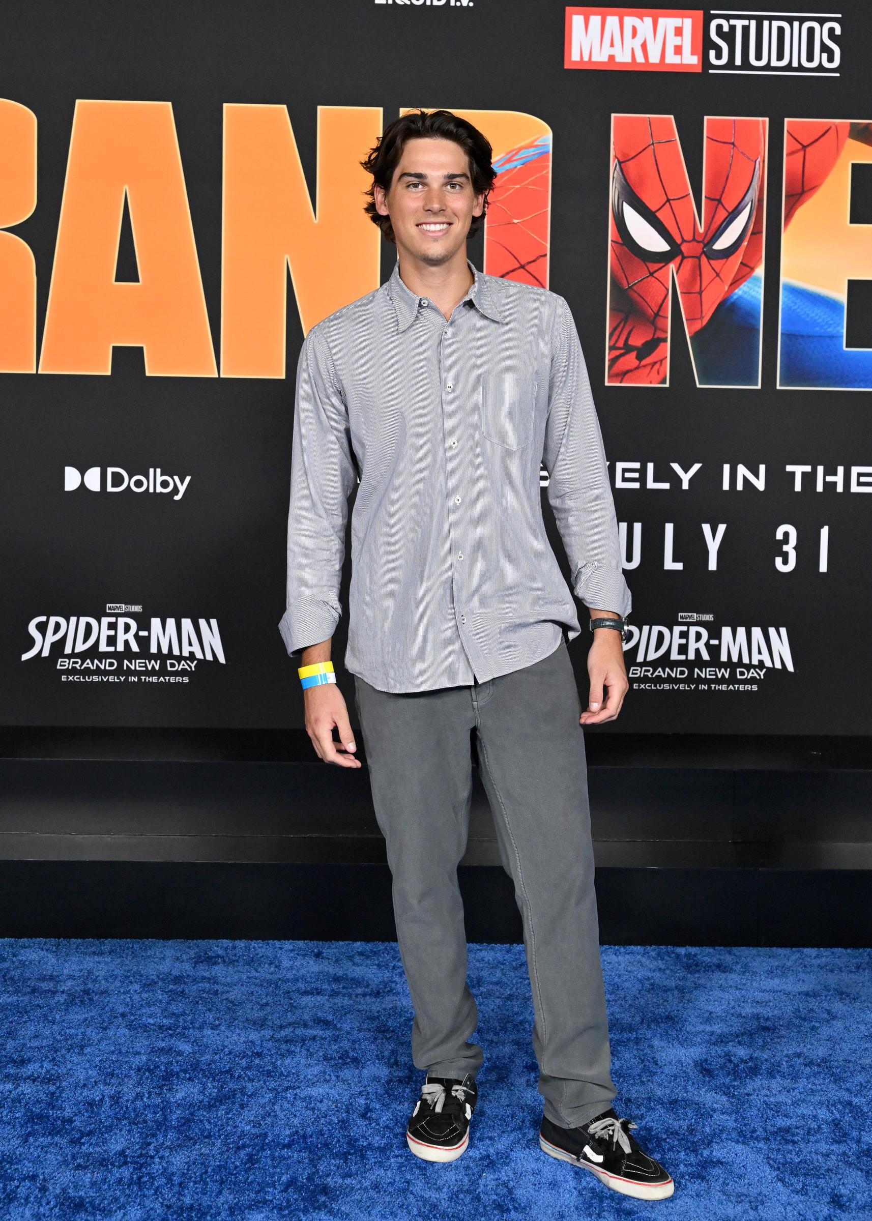 Dressed in a gray button-down shirt, jeans, and sneakers, Paris opted for a relaxed look that contrasted with the glamour often seen on Hollywood red carpets. His understated style kept the focus on the transformation many fans said they noticed after seeing the latest images.