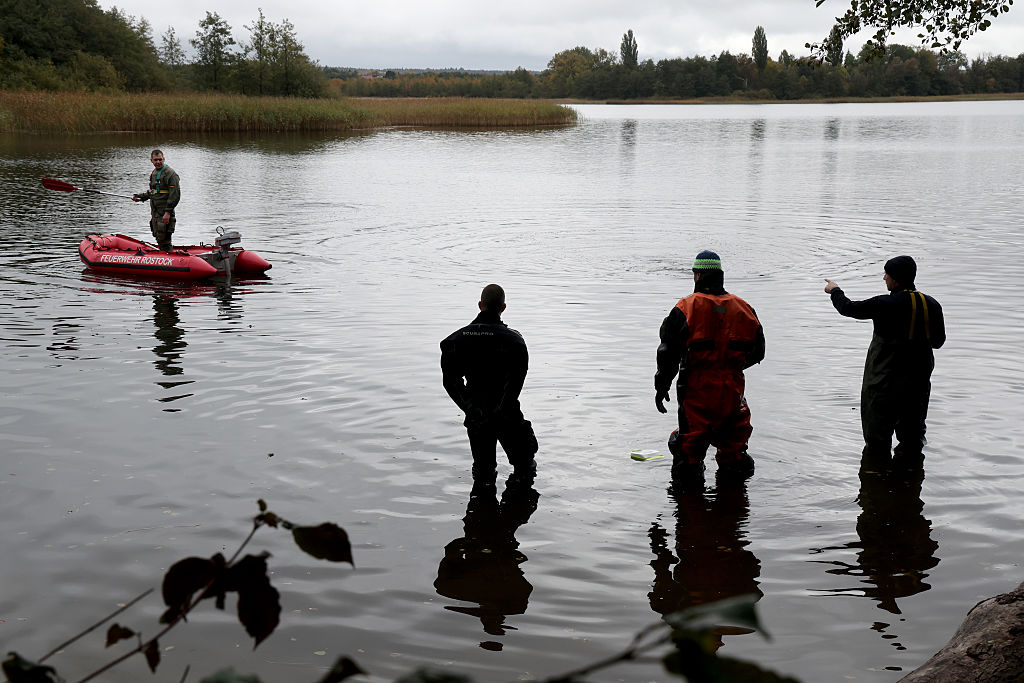 October 14, 2025, Mecklenburg-Vorpommern, Güstrow: During the search for the missing eight-year-old Fabian, the shore area of the island lake is searched with inflatable boats, divers and rescue workers in waders. | Source: Getty Images