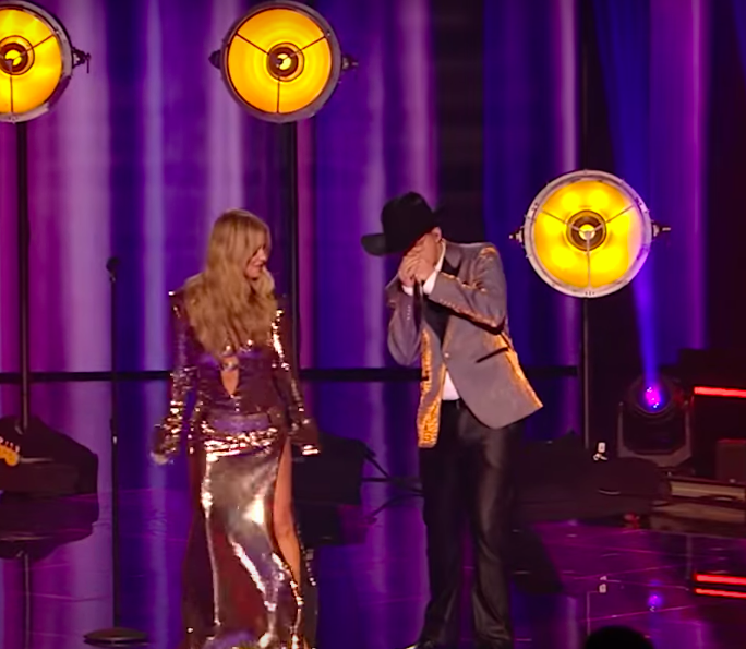 Jessica Simpson dancing along as Josh King plays the harmonica. | Source: YouTube/American Idol