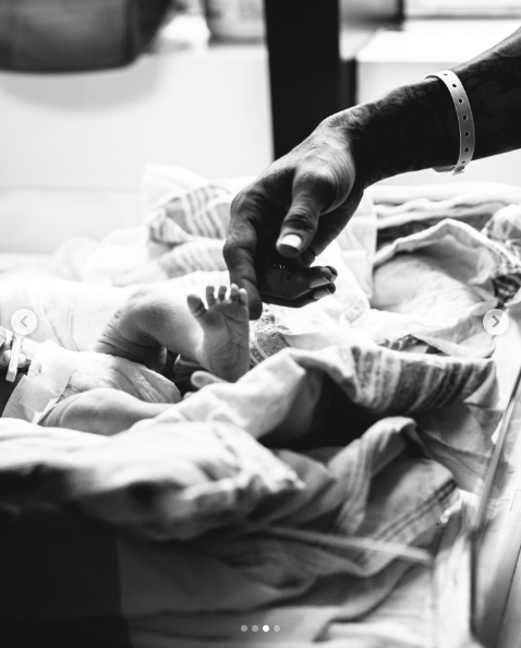 Chris Brown gently stroking Aeko's little foot. | Source: Instagram/chrisbrownofficial