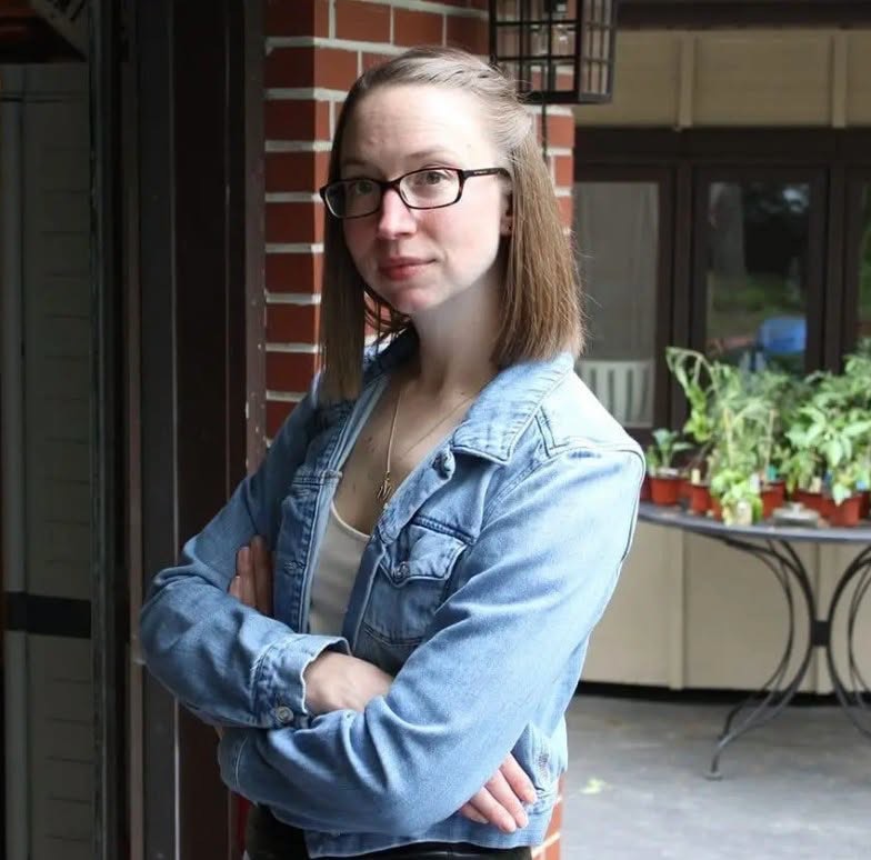 Nicole Heiser poses in an undated personal photograph, wearing glasses and a denim jacket. Her family later remembered her as an exceptionally loyal woman with a deep love for animals. | Source: Facebook / Carlos Moreno Reporta.