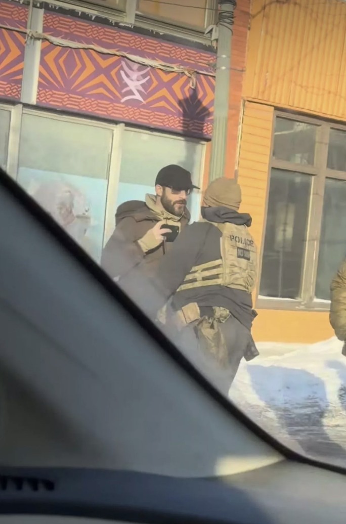 Bystander footage showing Alex Pretti facing an ICE agents in Minnesota on January 24, 2026 | Source: Facebook/Manchester Evening News