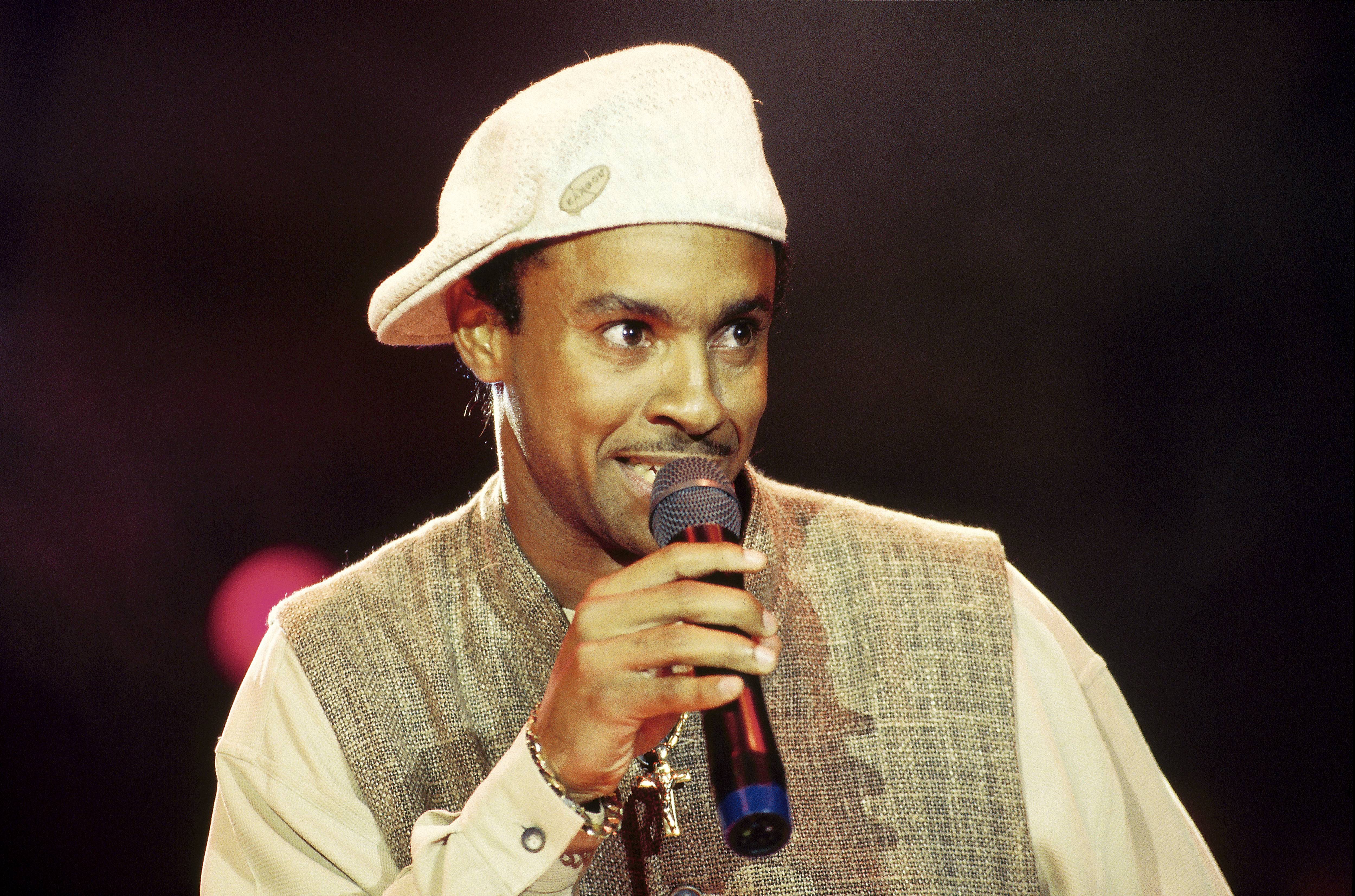 Shaggy performs on stage in January 1996 | Source: Getty Images