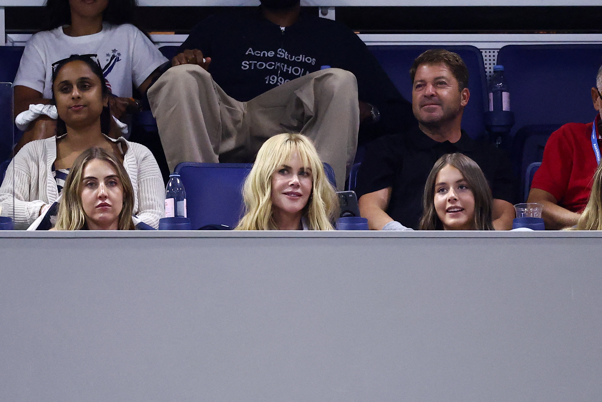 Faith’s easy smile in the background made the outing feel less like a celebrity appearance and more like an ordinary day out with her mother. | Source: Getty Images