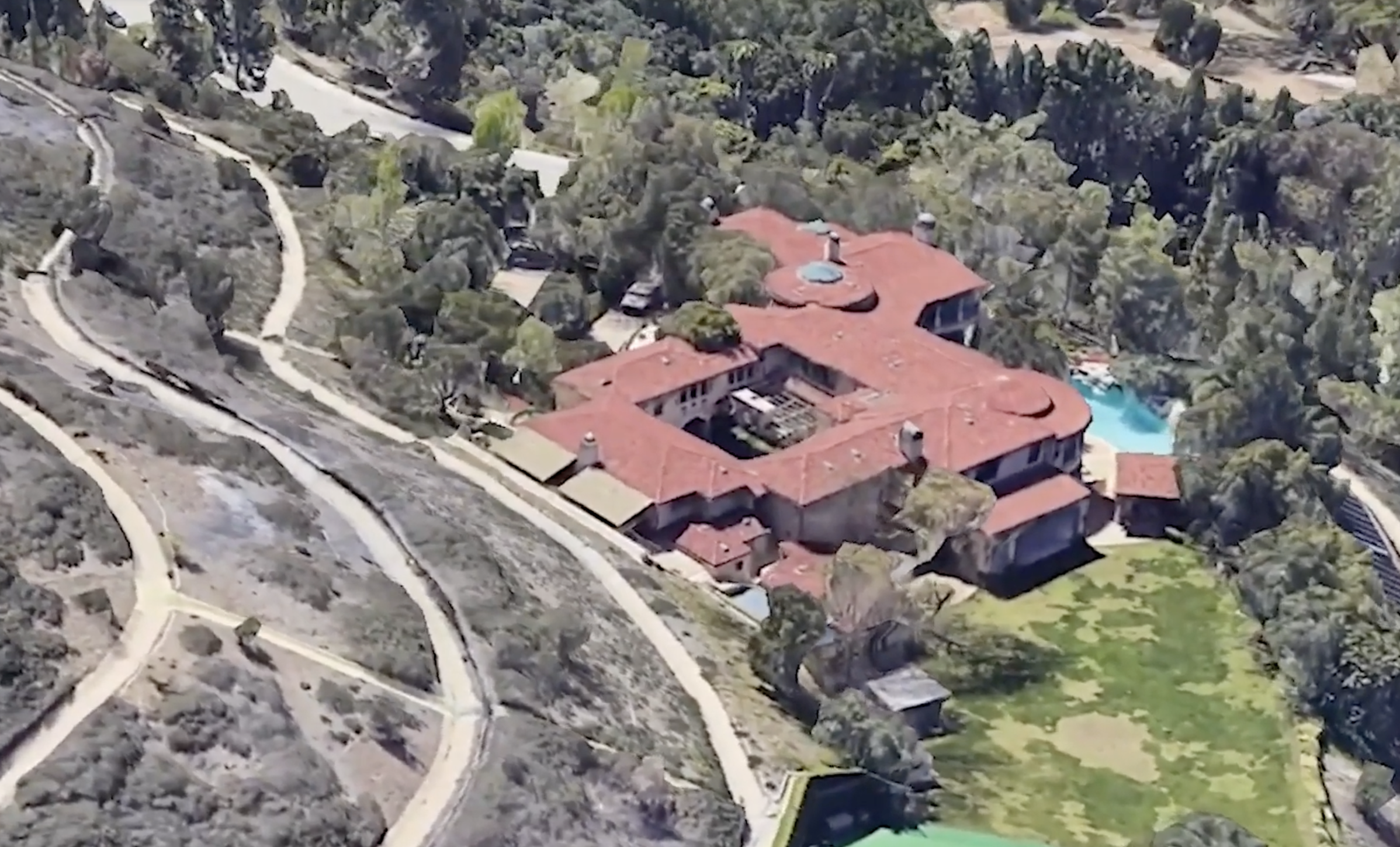 Arnold Schwarzenegger's Pacific Palisades estate, from a video dated December 26, 2021 | Source: YouTube/@estatecentralyt
