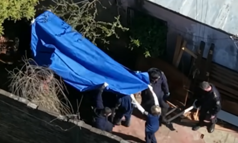 Moment in which the bodies of the young women are taken out of the house where they were buried. | Source: YouTube/Telefe.