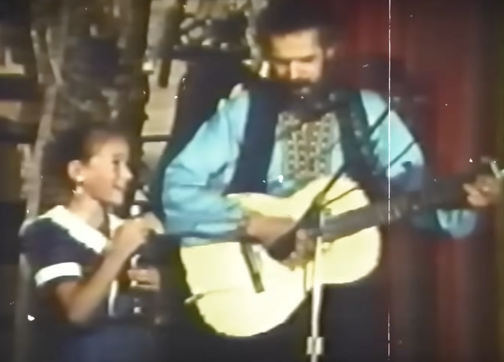 Young Jewel Kilcher performs with her father, Atz Kilcher. | Source: YouTube/Project Hysteria