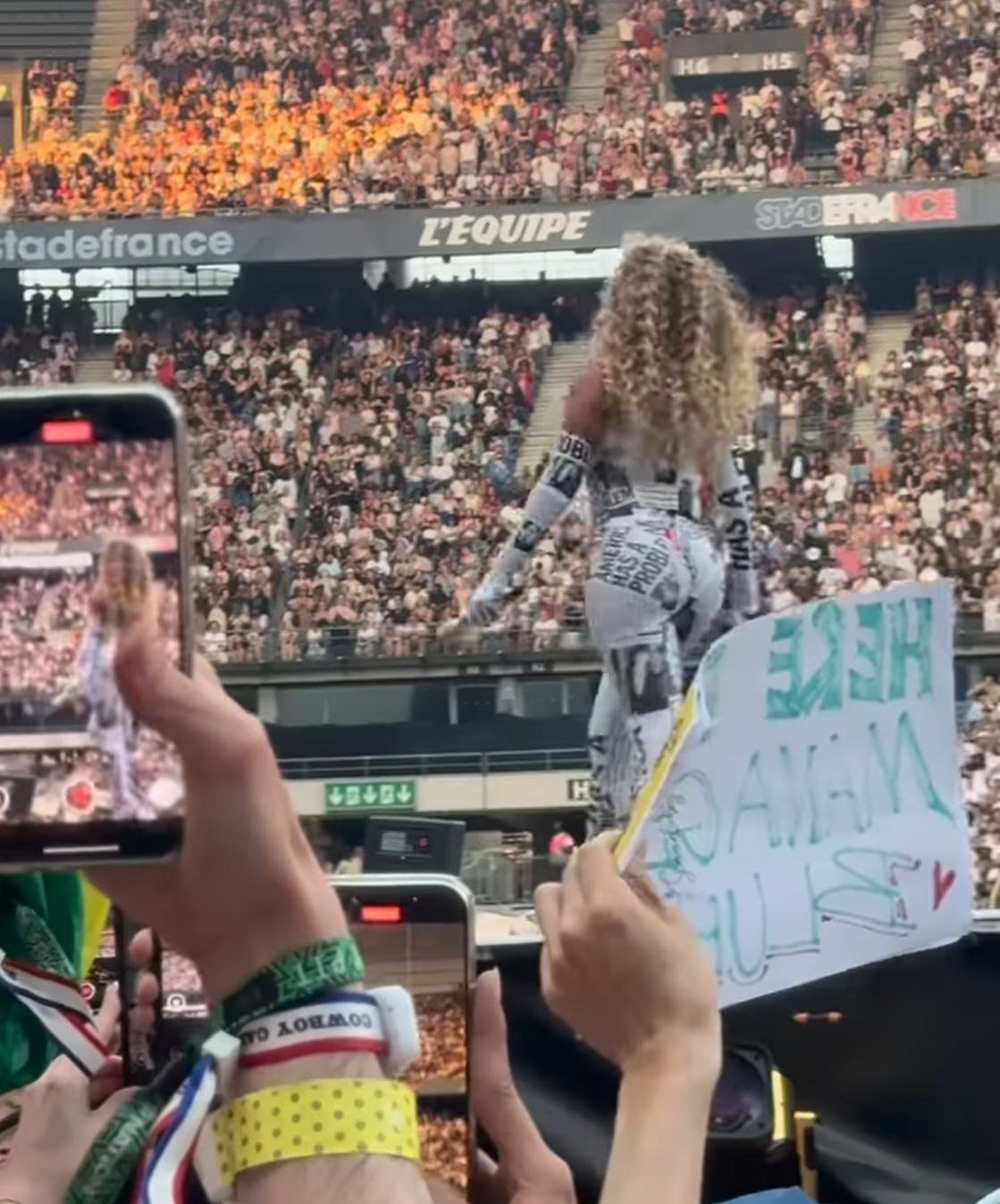 Beyoncé continuing her walk onstage as the crowd records her from below | Source: Instagram/eyesofnilufer