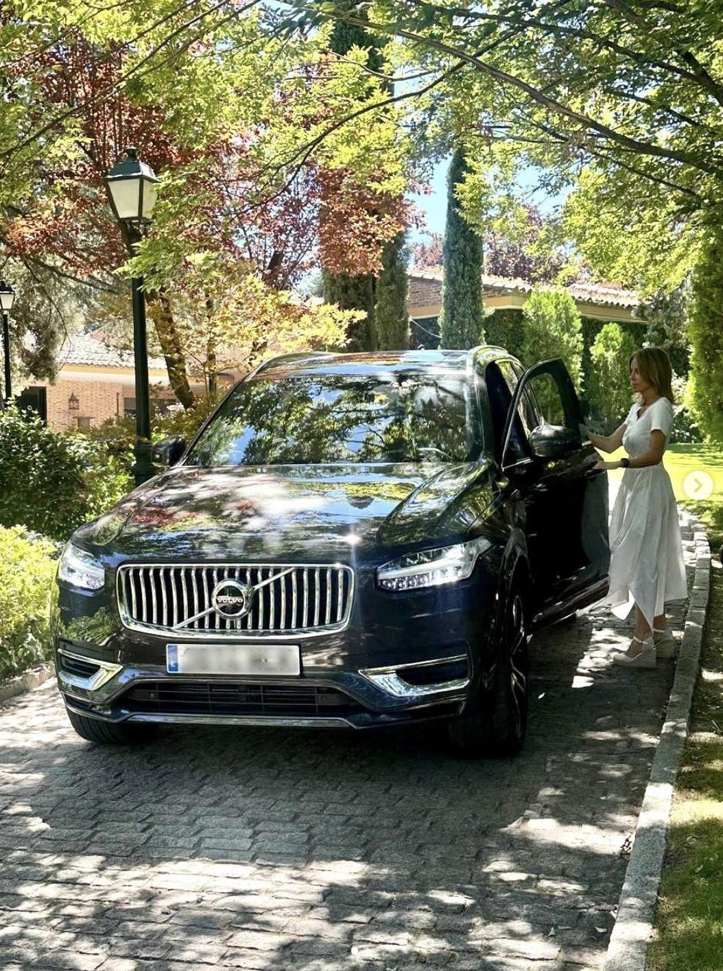 A cobblestone driveway lined with mature trees, manicured greenery, and lantern-style lights leads toward the family's residence in Spain. | Source: Instagram/alejandragere